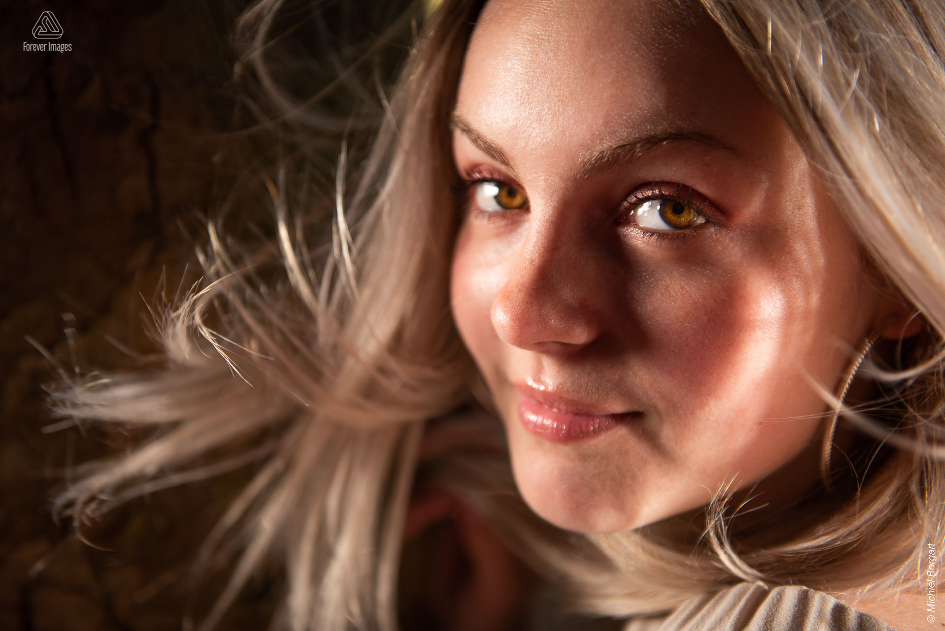 Portretfoto jonge dame mooie ogen dansend blond haar | Porscha Luna de Jong Happyhappyjoyjoy | Portretfotograaf Michiel Borgart - Forever Images.