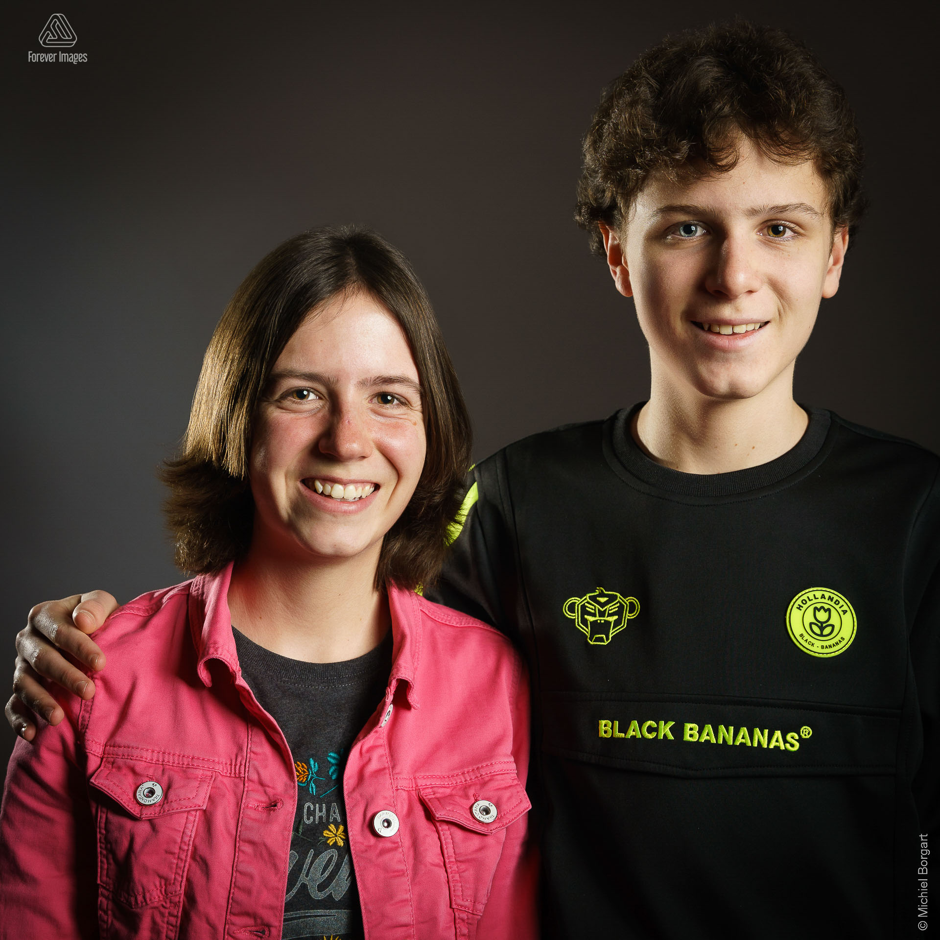 Portrait photo in studio Forever Images brother and sister | Portrait Photographer Michiel Borgart - Forever Images.