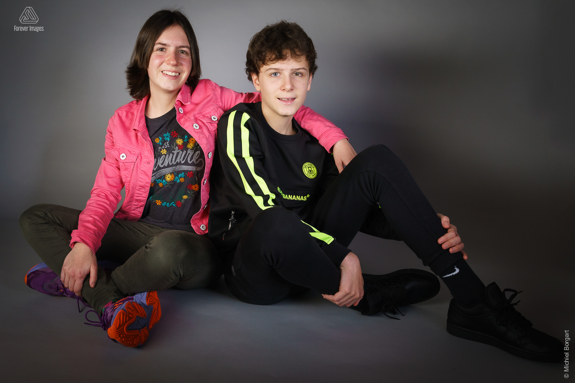Portrait photo in studio Forever Images brother and sister sitting | Portrait Photographer Michiel Borgart - Forever Images.