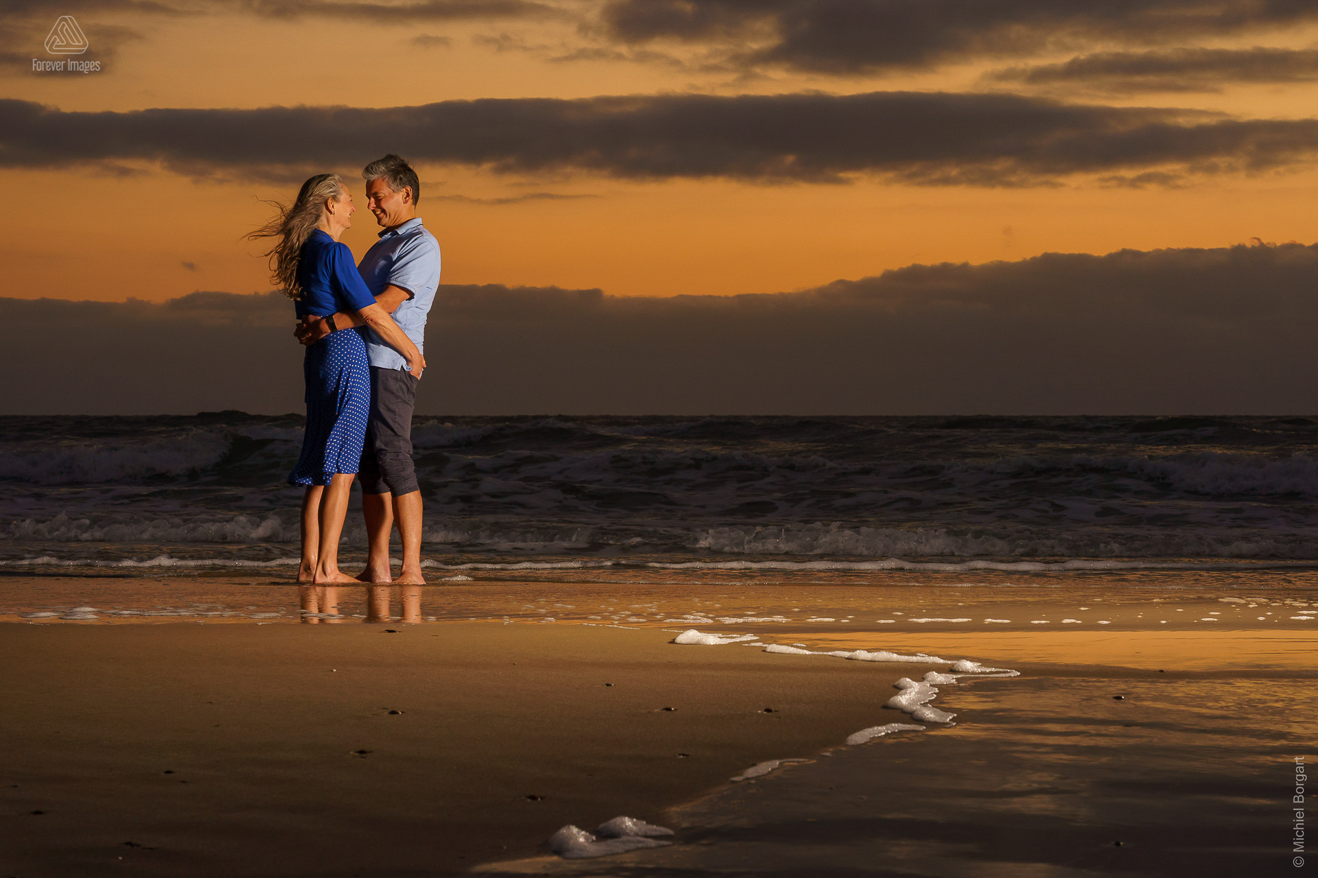 Portrait photo couple romantic on the beach | Harro Esther Mensa HiQ Magazine | Portrait Photographer Michiel Borgart - Forever Images.