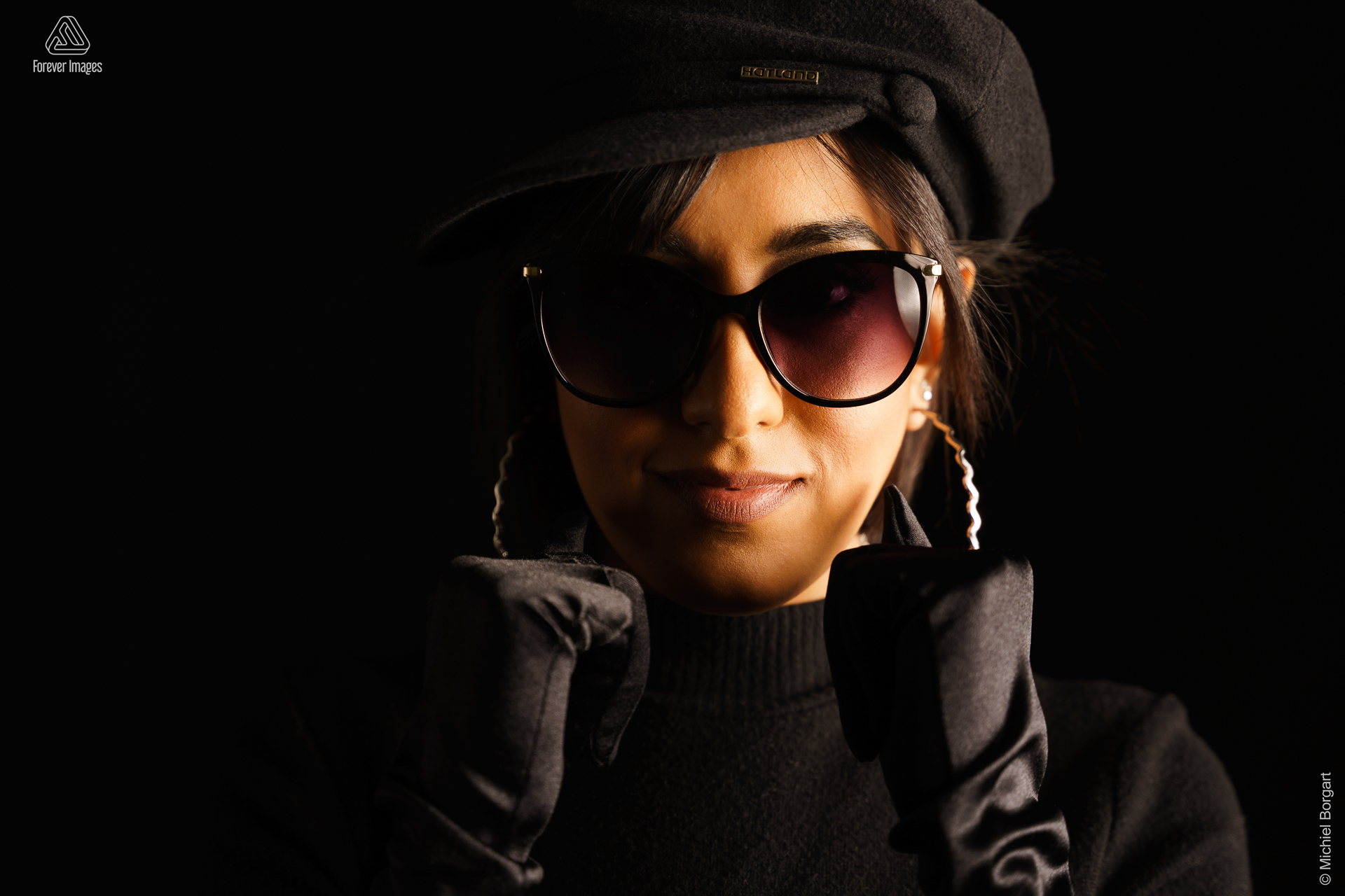 Portretfoto low key jonge dame met zwarte coltrui zonnebril baret en handschoenen | Arfa | Portretfotograaf Michiel Borgart - Forever Images.