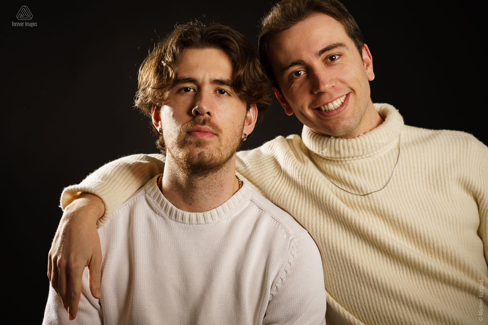 Portretfoto twee broers jonge mannen in witte trui | Santiago | Portretfotograaf Michiel Borgart - Forever Images.