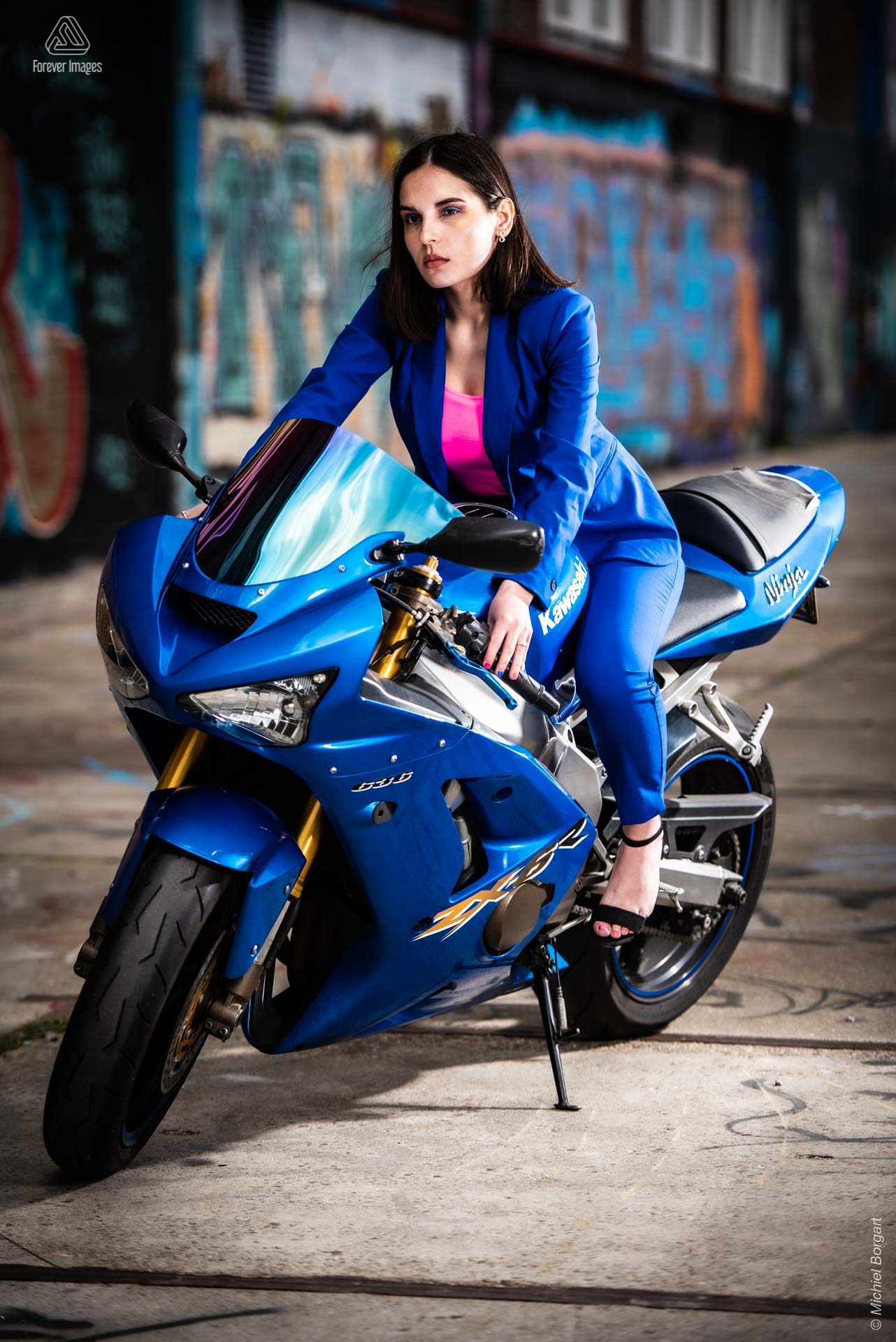 Portrait photo lady in blue suit on Kawasaki Ninja ZX-6R 636 | Isis Vaandrager NDSM Werf Amsterdam | Portrait Photographer Michiel Borgart - Forever Images.