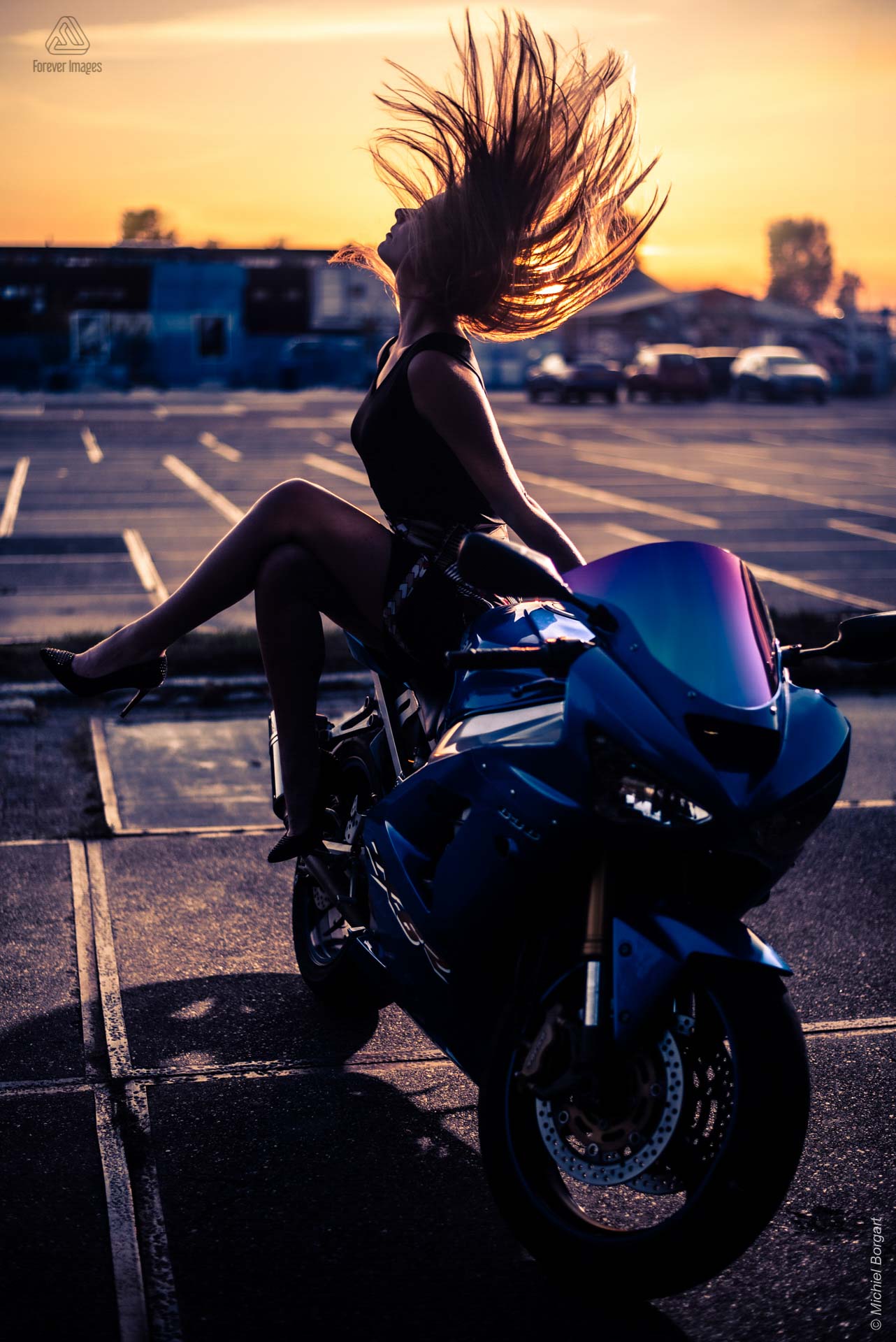 Portretfoto dame hairflip op Kawasaki Ninja ZX-6R 636 zonsondergang | Heleen Muchachabiker NDSM Werf | Portretfotograaf Michiel Borgart - Forever Images.