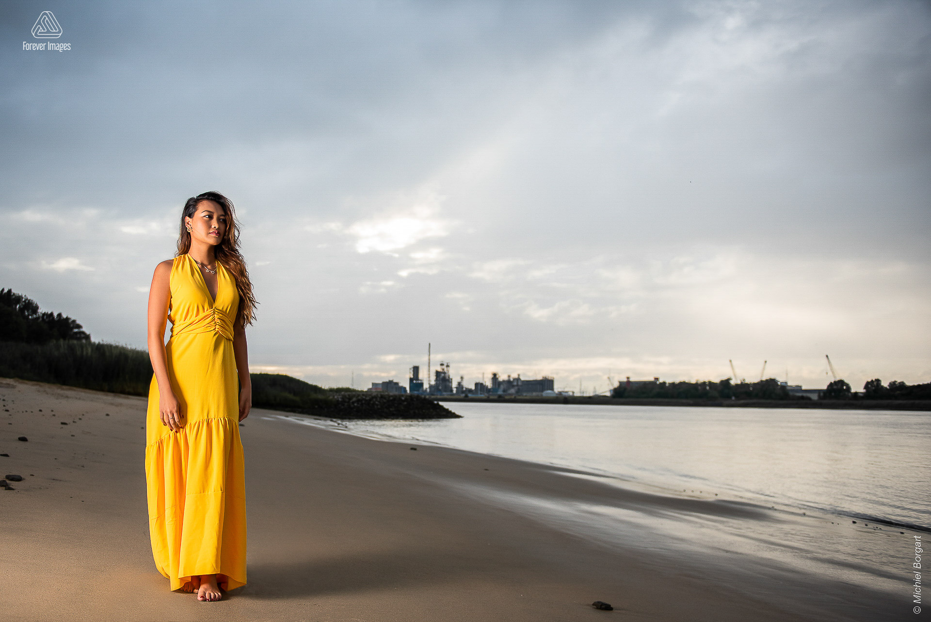 Fashion photo yellow dress beach horizon industry | Carolyn Collinda Sint Annastrand Linkeroever | Portrait Photographer Michiel Borgart - Forever Images.