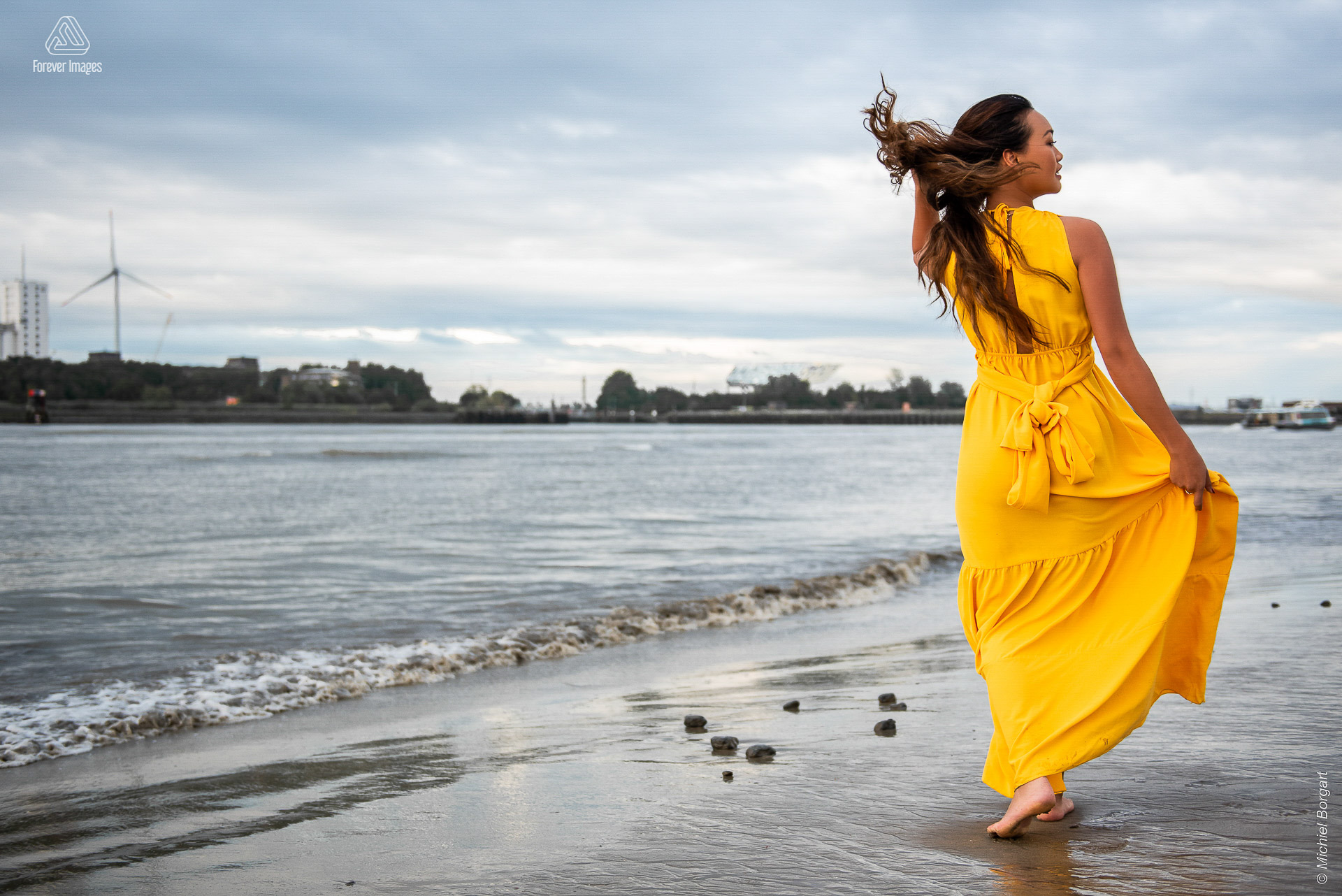 Fashion photo yellow dress beach horizon urban | Carolyn Collinda Sint Annastrand Linkeroever | Portrait Photographer Michiel Borgart - Forever Images.