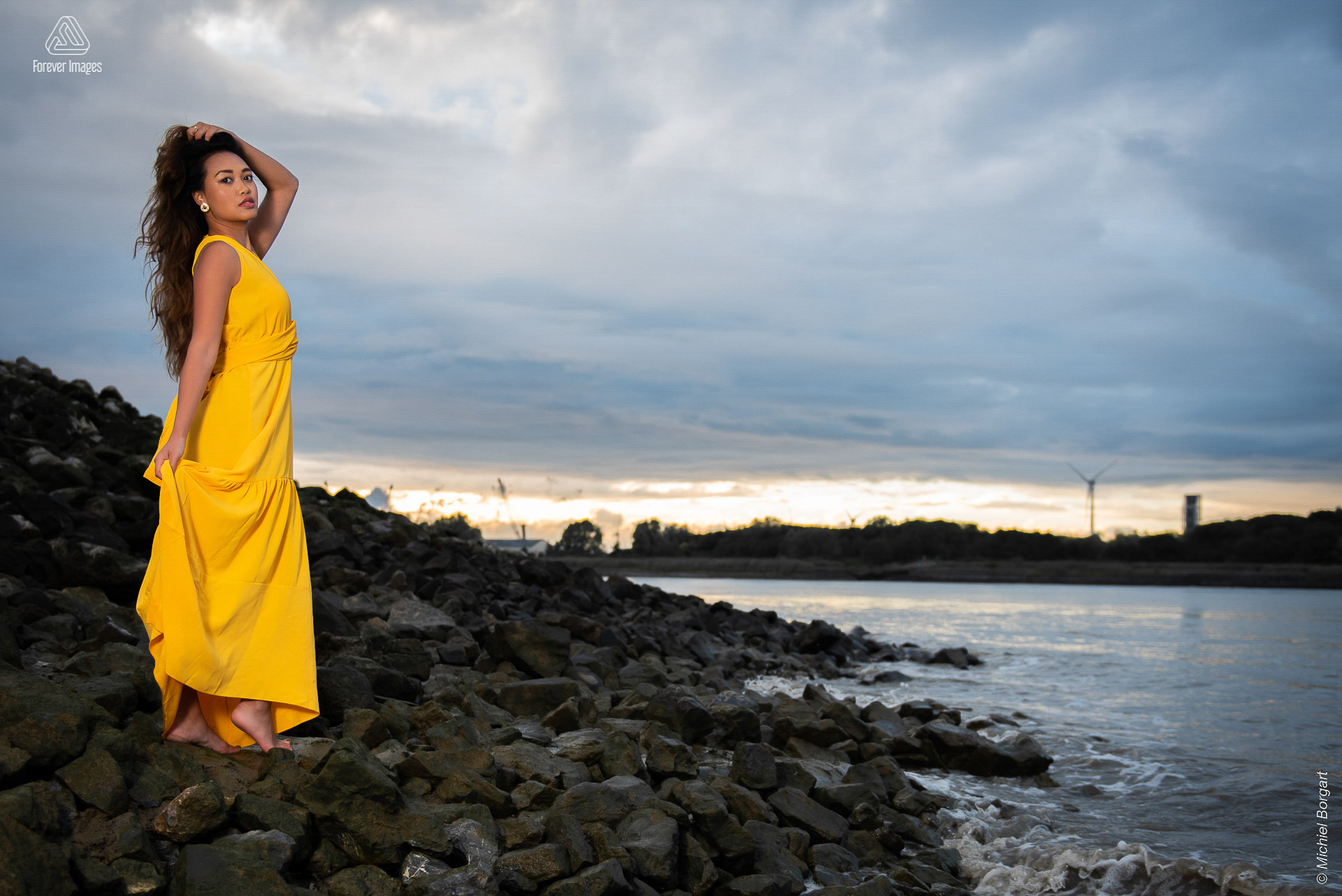 Fashionfoto gele jurk op de keien horizon stedelijk | Carolyn Collinda Sint Annastrand Linkeroever | Portretfotograaf Michiel Borgart - Forever Images.