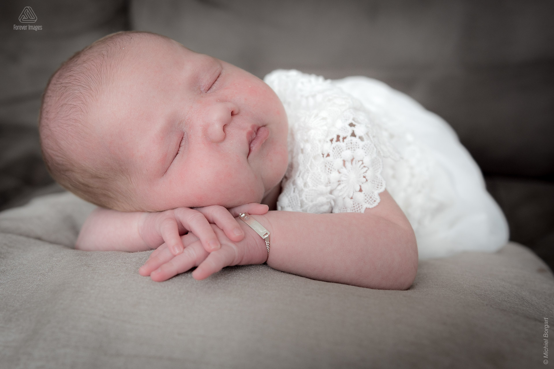 Kinderfoto van de new born baby die op kussen slaapt | Portretfotograaf Michiel Borgart - Forever Images.