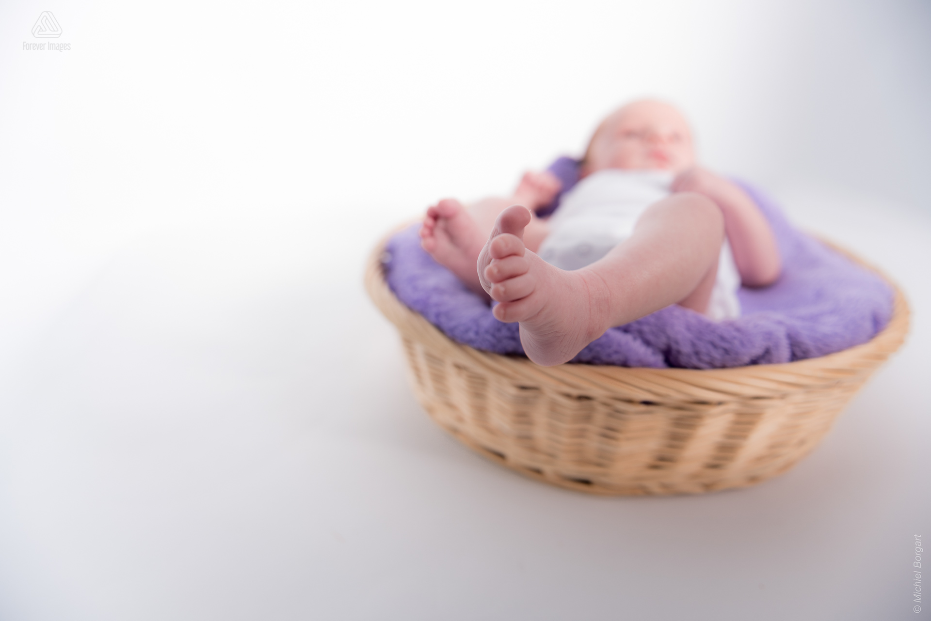 Portrait photo newborn baby new born focused on his foot | Kylian | Portrait Photographer Michiel Borgart - Forever Images.
