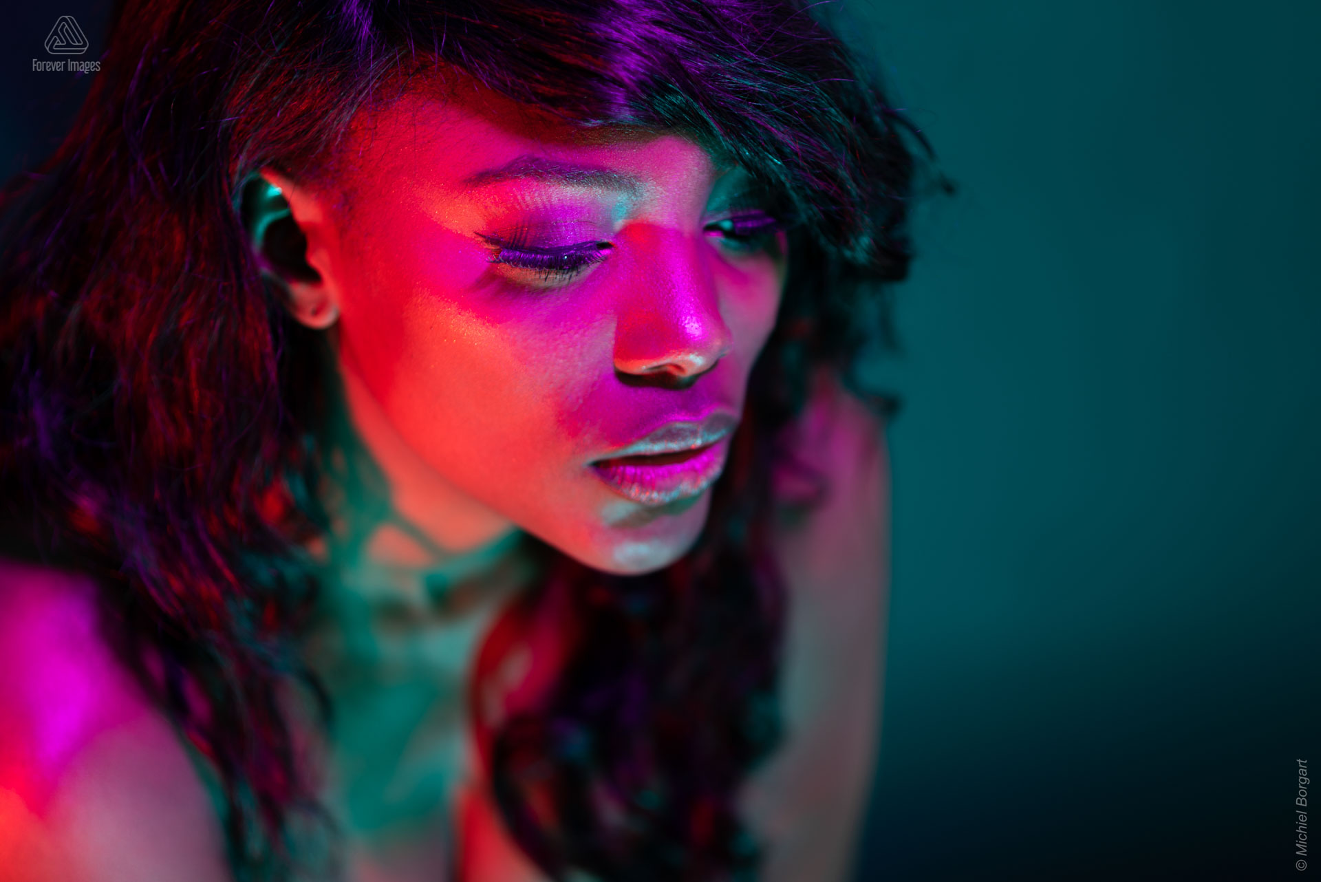 Portretfoto model paars rood groen licht boven beneden kijken low key | Mariana Pietersz Miss Avantgarde | Portretfotograaf Michiel Borgart - Forever Images.