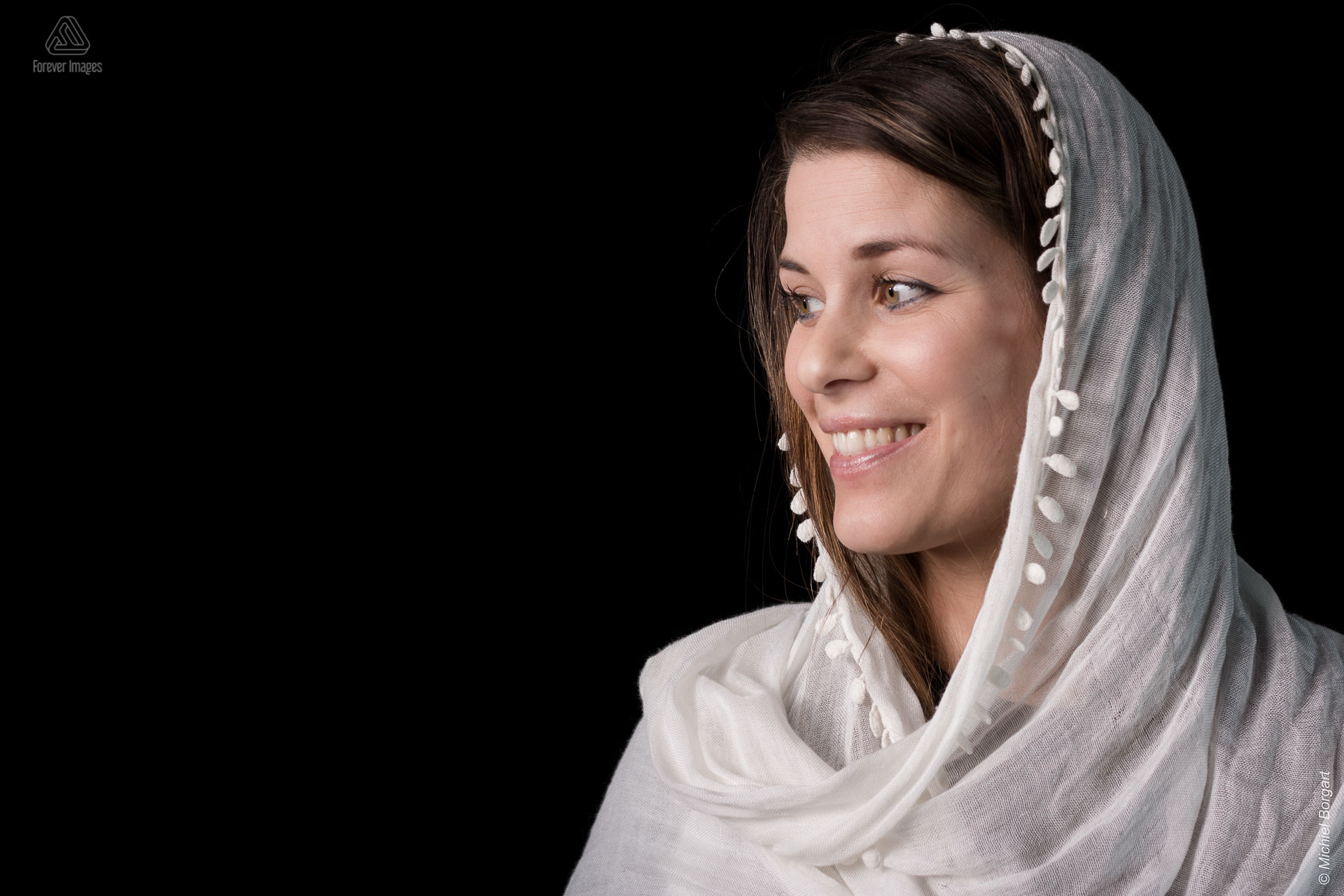 Portretfoto jonge dame met witte sjaal over haar hoofd | Simone t Hooft-Creutzburg | Portretfotograaf Michiel Borgart - Forever Images.