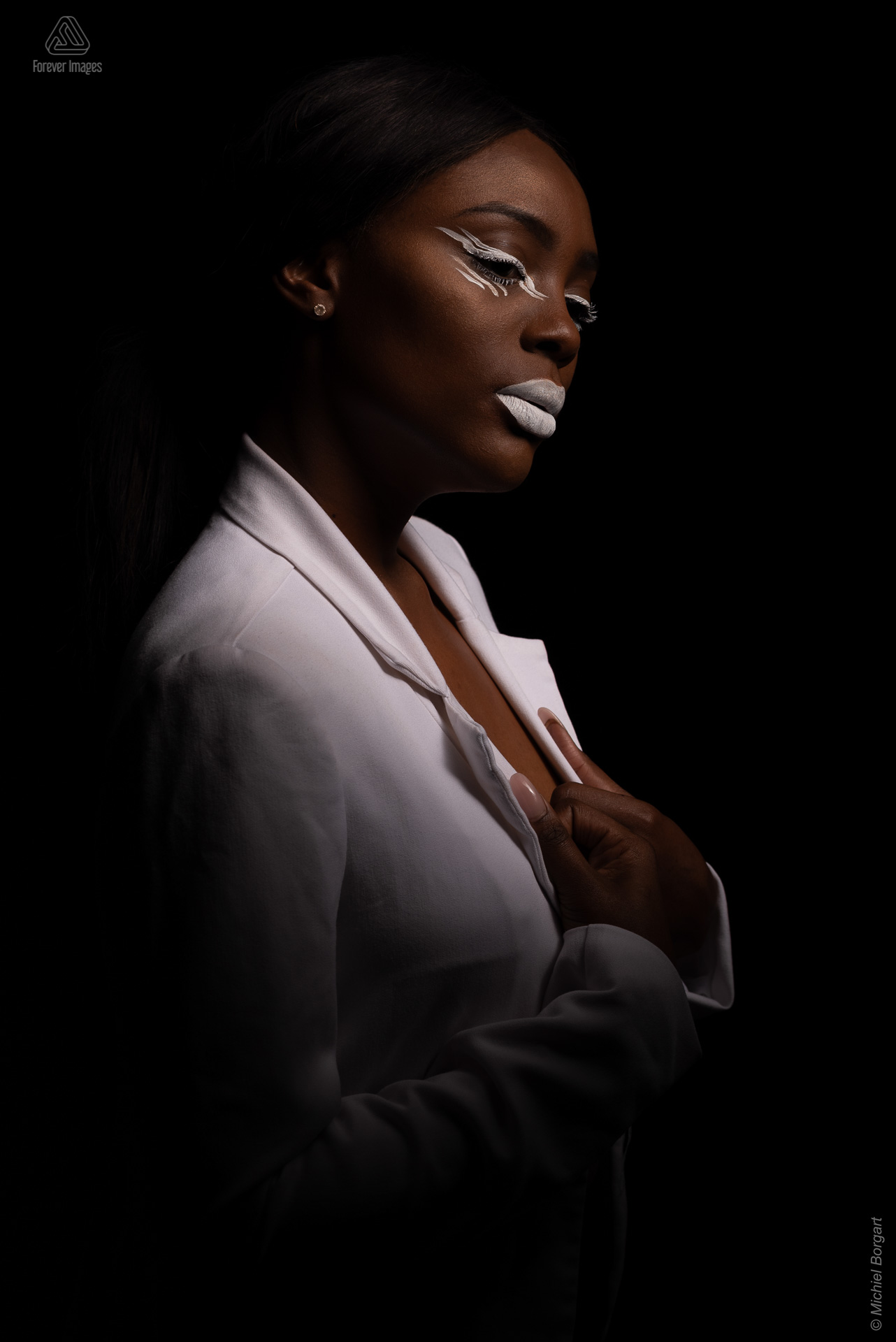 Portretfoto glamourshoot witte make-up wit jasje | Mariana Pietersz Natasha Mondesir | Portretfotograaf Michiel Borgart - Forever Images.