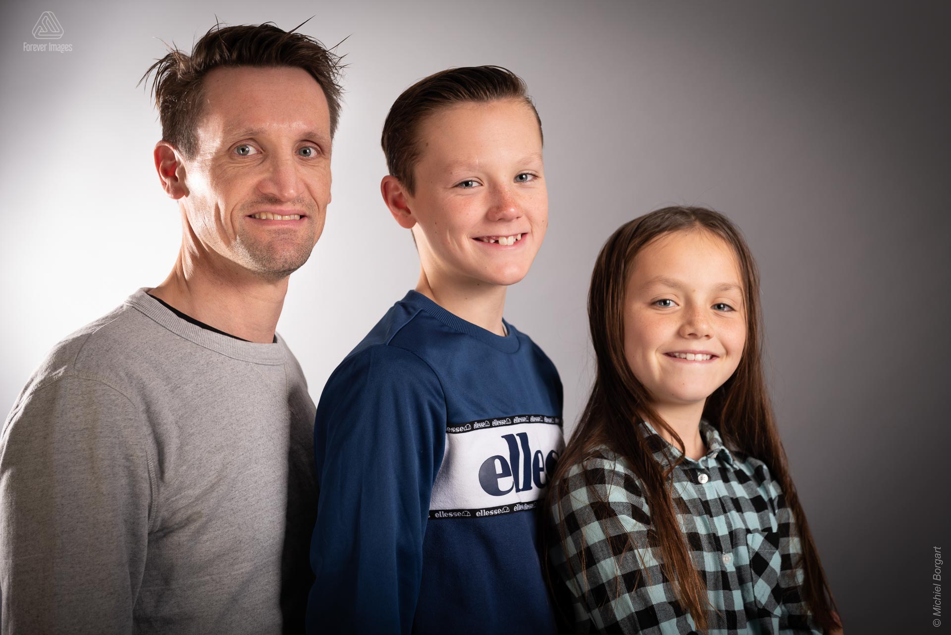 Portrait photo father with son and daughter | Ewout | Portrait Photographer Michiel Borgart - Forever Images.