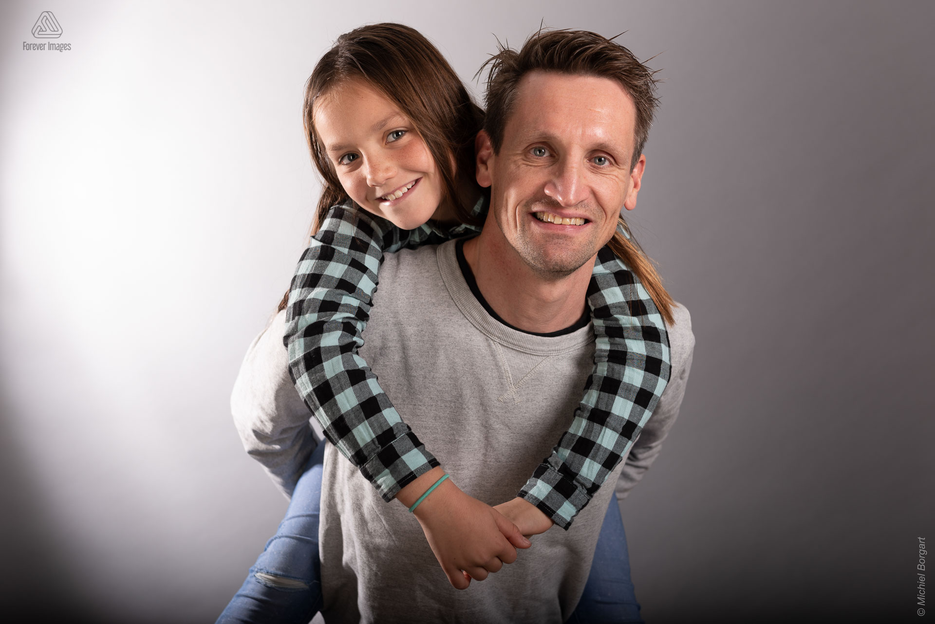 Portrait photo father with daughter on his back | Ewout Meijer | Portrait Photographer Michiel Borgart - Forever Images.