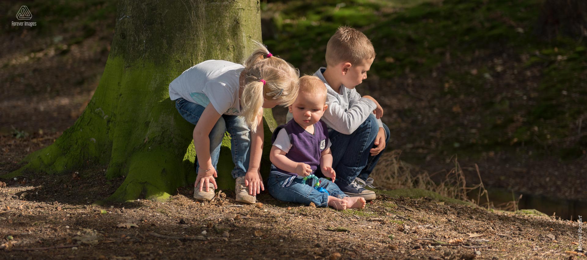 Portrait photo of brothers with sister in the woods in the sun | Portrait Photographer Michiel Borgart - Forever Images.