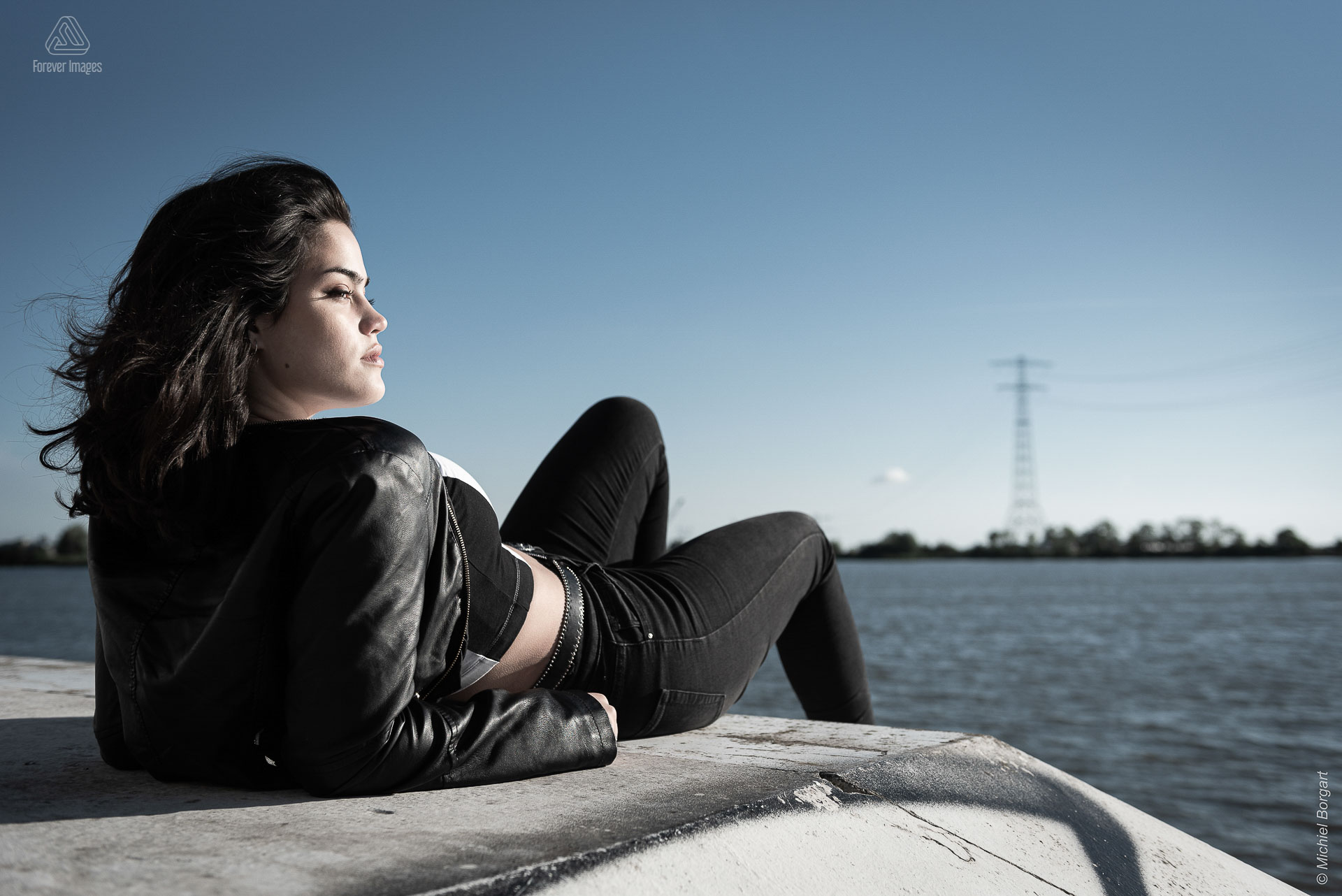 Portretfoto liggend uitkijk over water | Daphna Akkermans Amsterdam IJburg Enneus Heermabrug | Portretfotograaf Michiel Borgart - Forever Images.