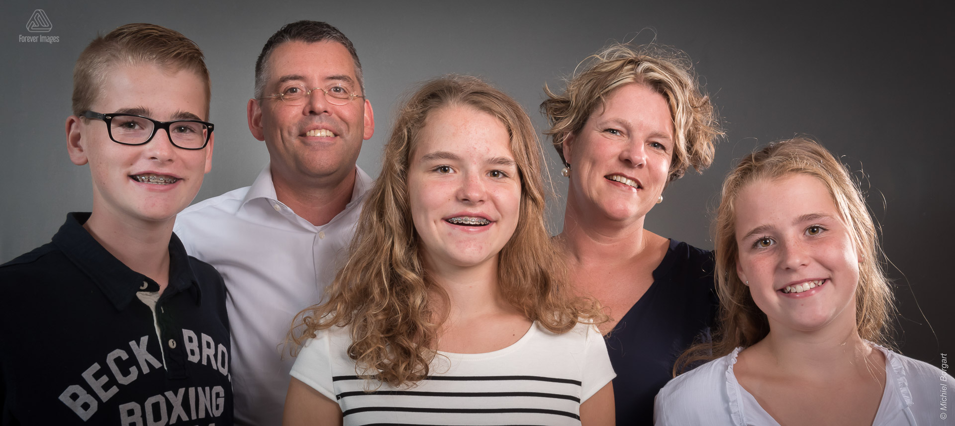 Family photo of father mother two daughters and son | Nienke Thomas Anna Stetha Jan | Portrait Photographer Michiel Borgart - Forever Images.