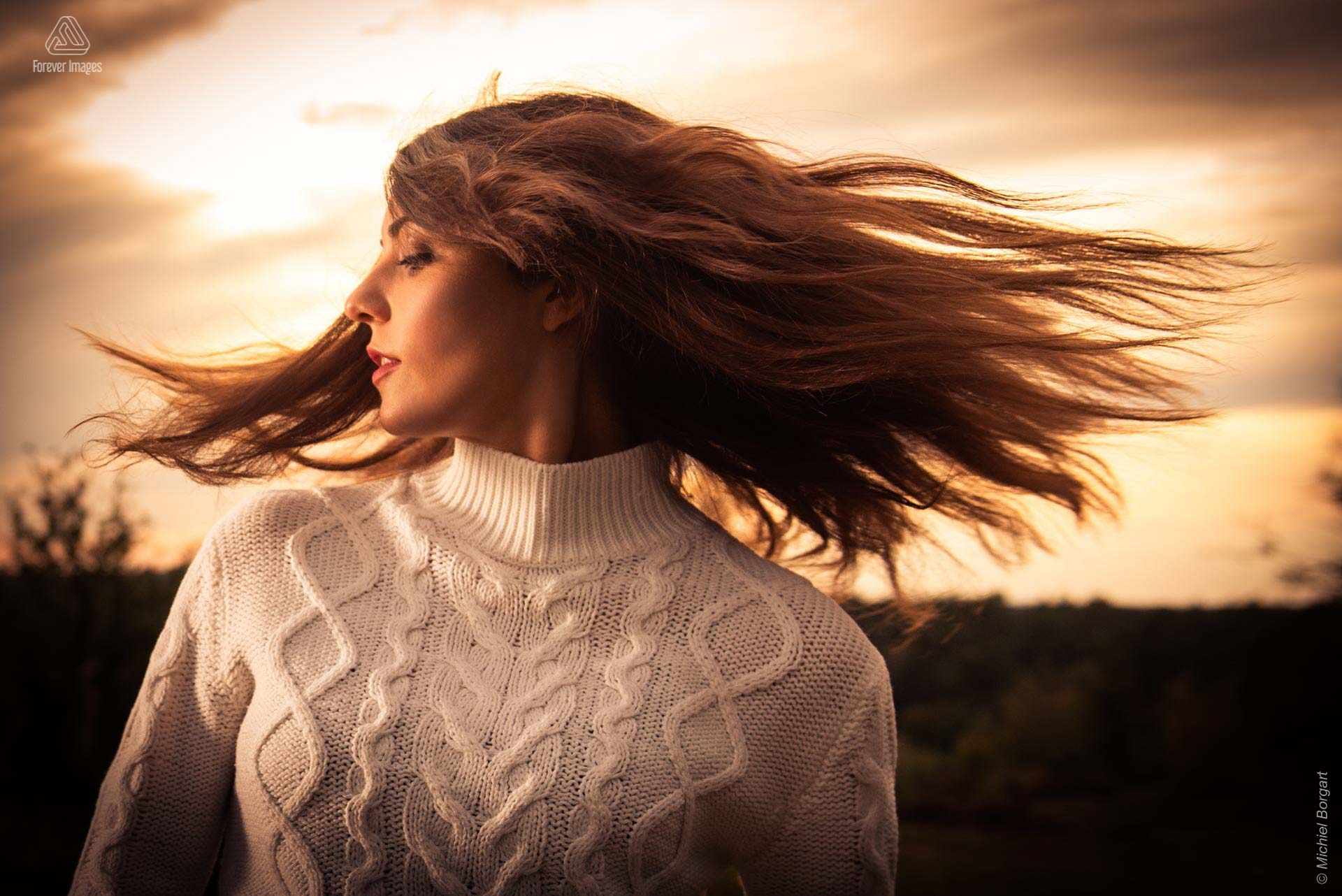 Portretfoto dame haar los zonsondergang | Vanessa Paniccia Veluwezoom | Portretfotograaf Michiel Borgart - Forever Images.
