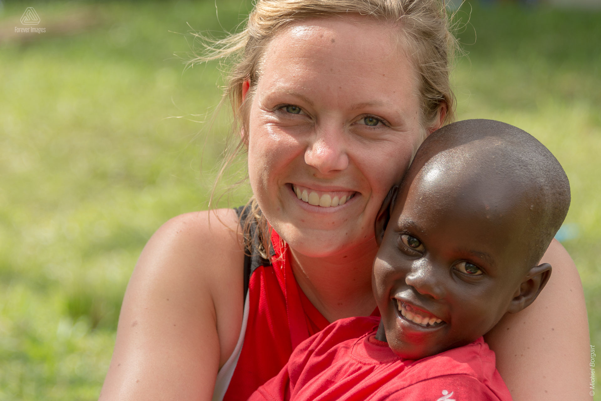 Portretfoto jonge dame en Compassion sponsorkindje in Oeganda Muskathlon van 2015 | Lotte Abrahams | Portretfotograaf Michiel Borgart - Forever Images.