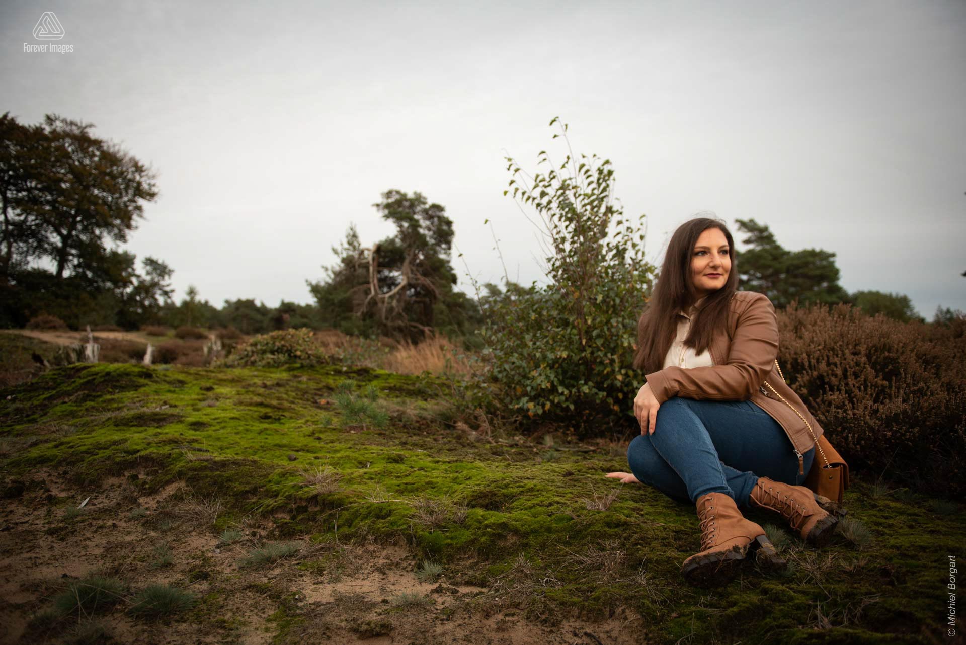 Portrait photo lady sitting on moss | Stefania Piazza Veluwezoom | Portrait Photographer Michiel Borgart - Forever Images.