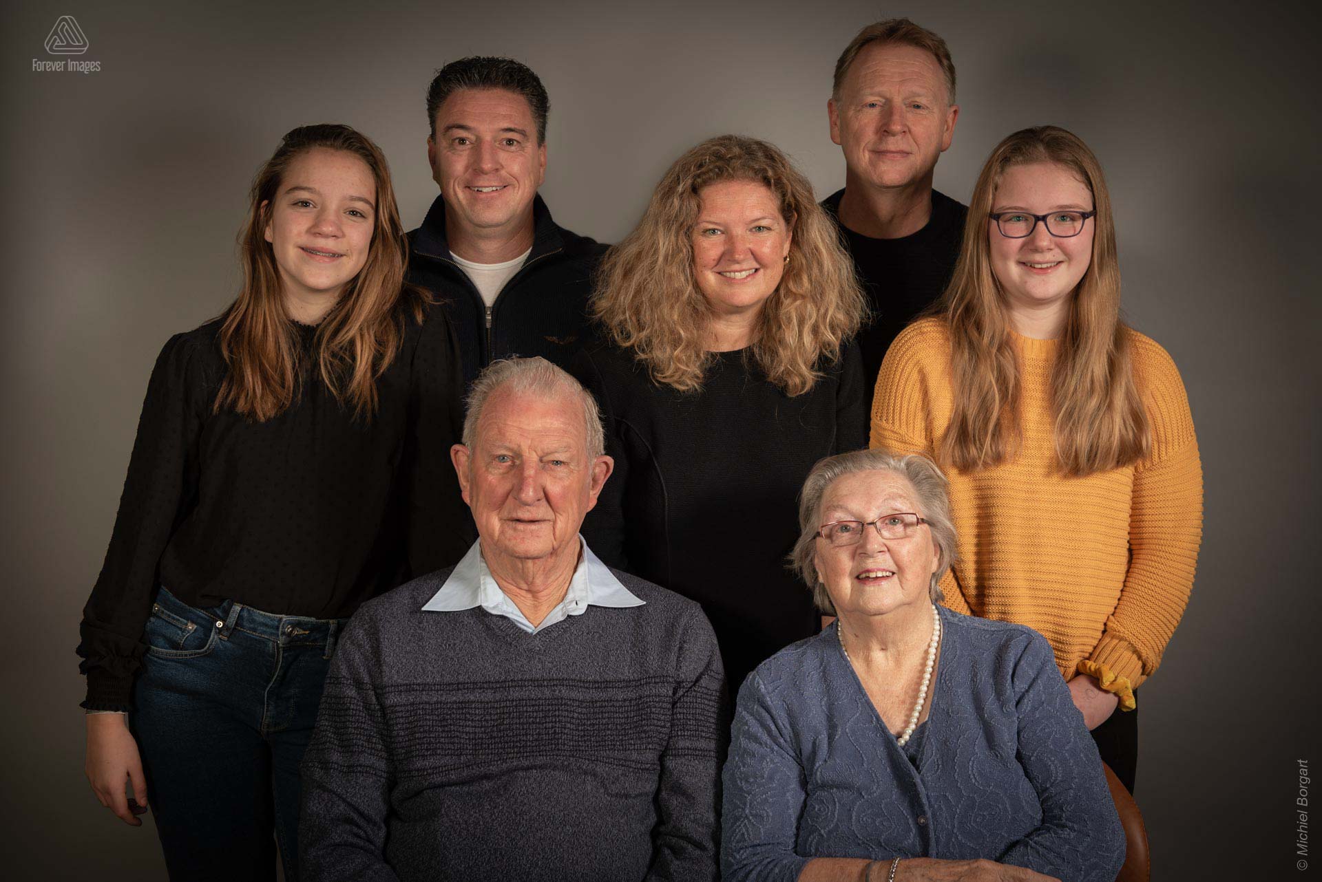 Portrait photo family portrait gray background | Familie Rakers | Portrait Photographer Michiel Borgart - Forever Images.