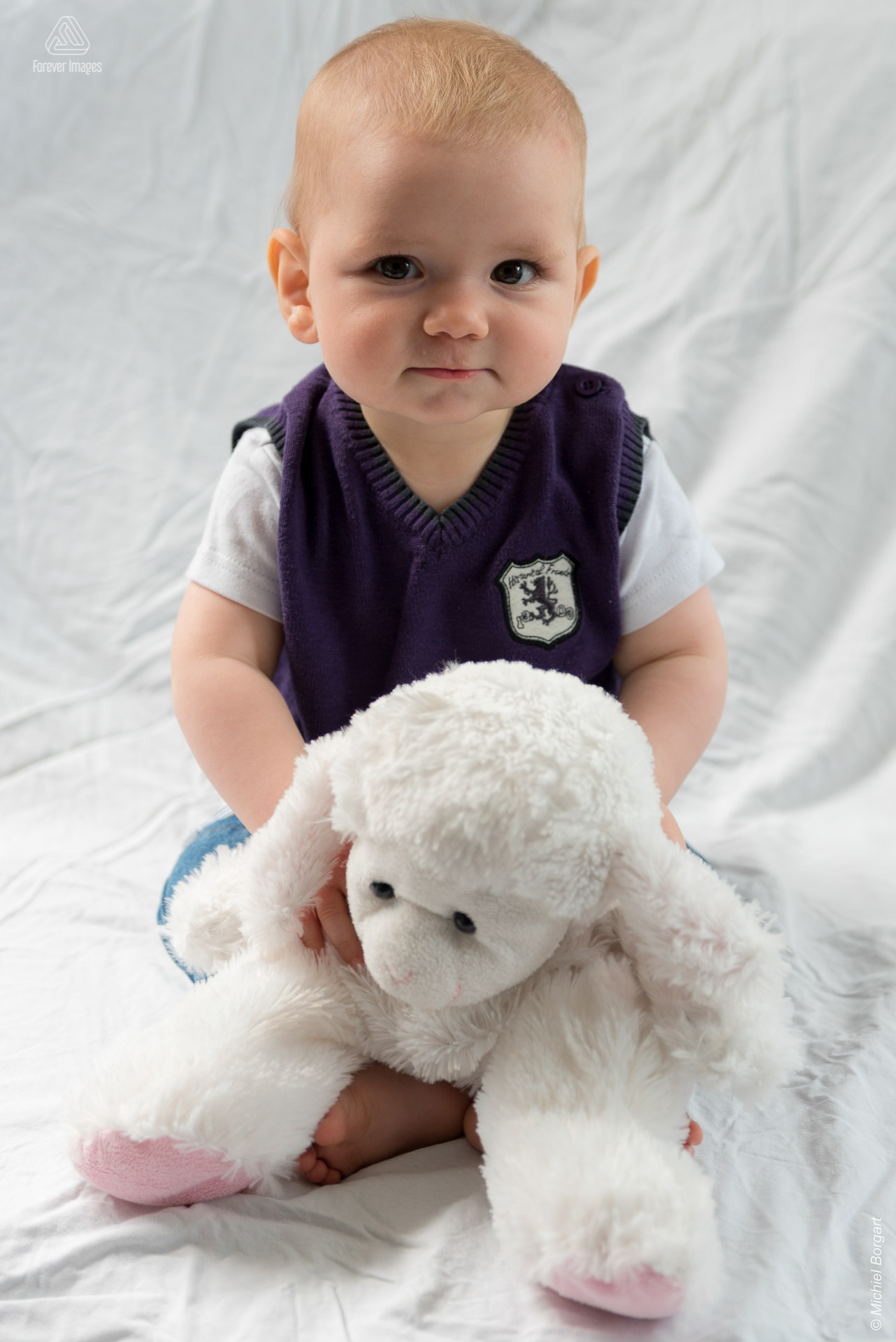 Child photo baby with his cuddly toy | Elias | Portrait Photographer Michiel Borgart - Forever Images.