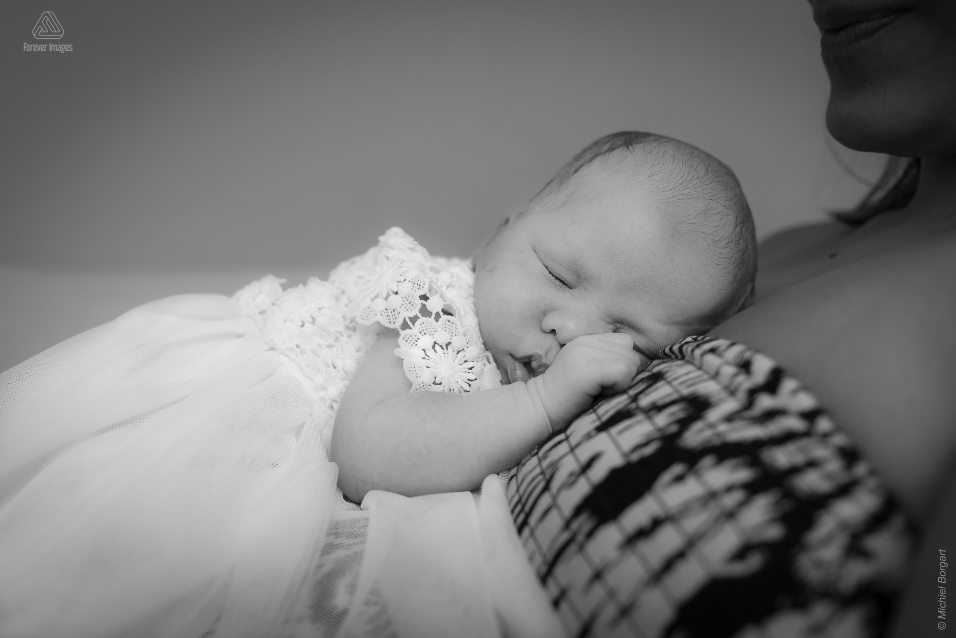Child photo black and white B&W new born baby on mothers chest | Simone t Hooft-Creutzburg Abigail | Portrait Photographer Michiel Borgart - Forever Images.