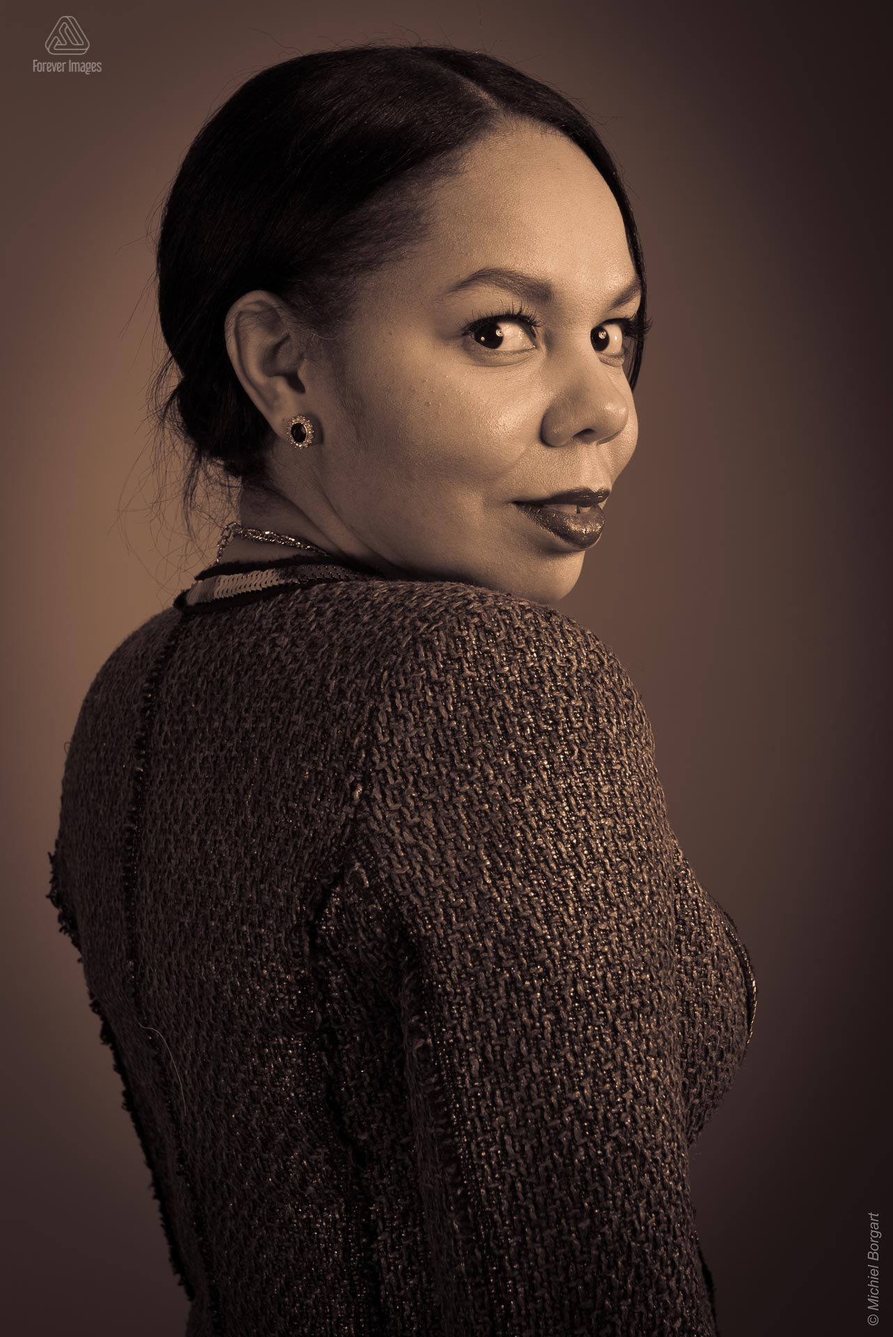 Portretfoto zwart-wit sepia genomen in de studio mooie jonge dame | Jorgina Dalnoot | Portretfotograaf Michiel Borgart - Forever Images.
