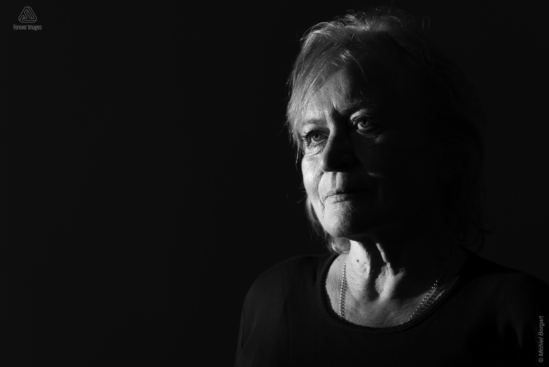 Portretfoto dame zwart-wit low-key film noir genomen in de studio | Marlies Borgart | Portretfotograaf Michiel Borgart - Forever Images.
