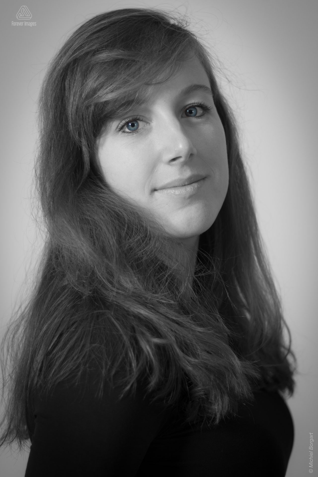 Zwart-witfoto jonge dame met lieve glimlach | Lisa Frenk | Portretfotograaf Michiel Borgart - Forever Images.