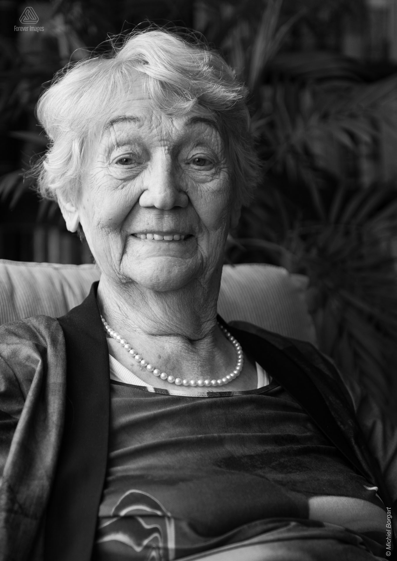 Portrait photo black and white B&W oldest female Mensa member 2018 HiQ Magazine | Janny van Stigt-Thans | Portrait Photographer Michiel Borgart - Forever Images.