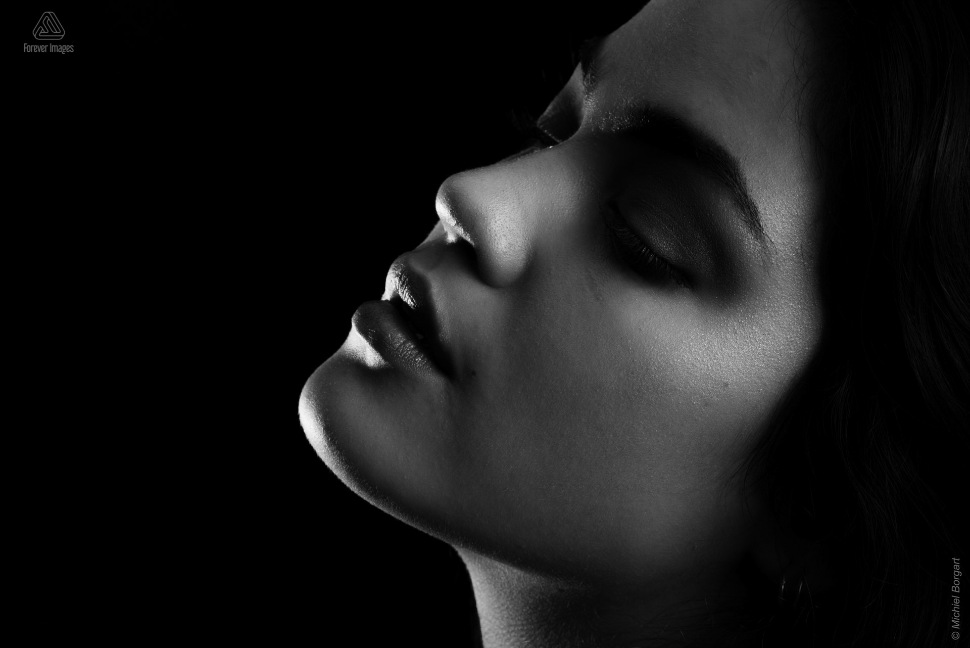 Portretfoto zwart-wit jonge dame hoofd naar achter low key | Daphna Akkermans Isis Vaandrager | Portretfotograaf Michiel Borgart - Forever Images.