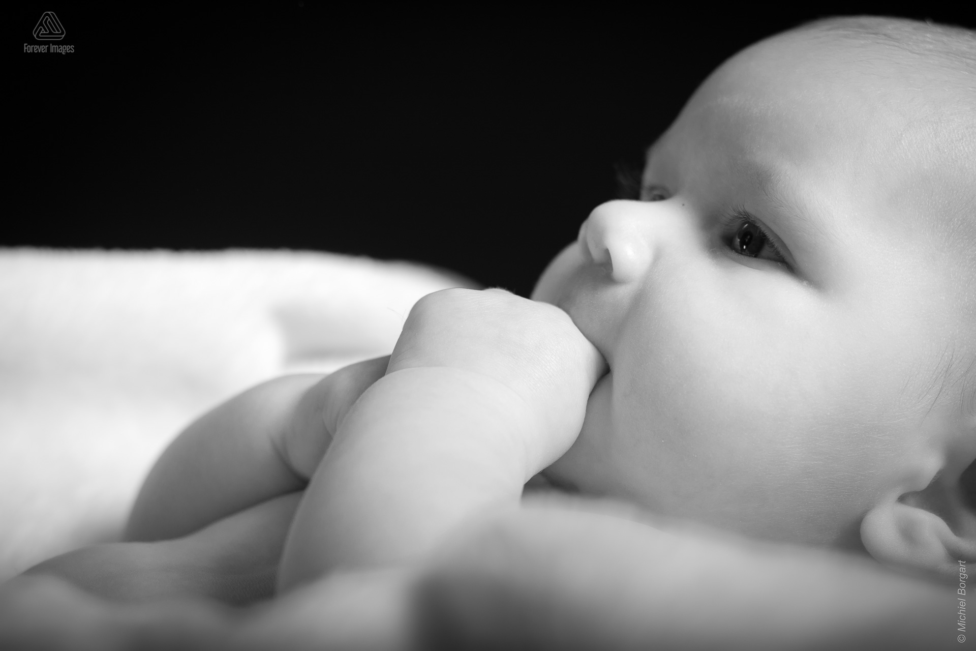 Kinderfoto in zwart-wit baby waarbij je zijn moeder in zijn ogen kunt zien | Elias | Portretfotograaf Michiel Borgart - Forever Images.