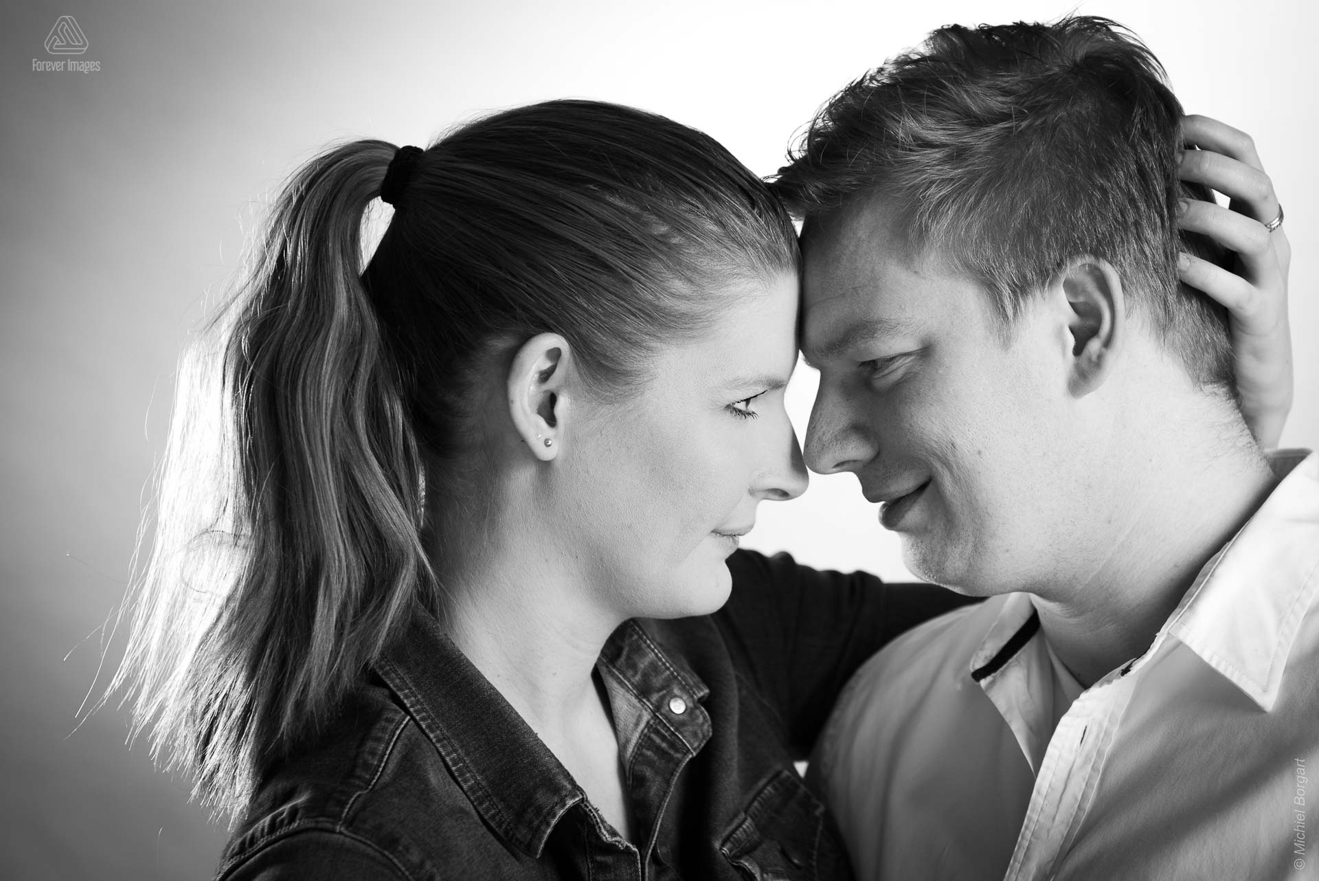 Portrait photo black and white B&W loveshoot in love | Aaron Emmy Willebrands | Portrait Photographer Michiel Borgart - Forever Images.