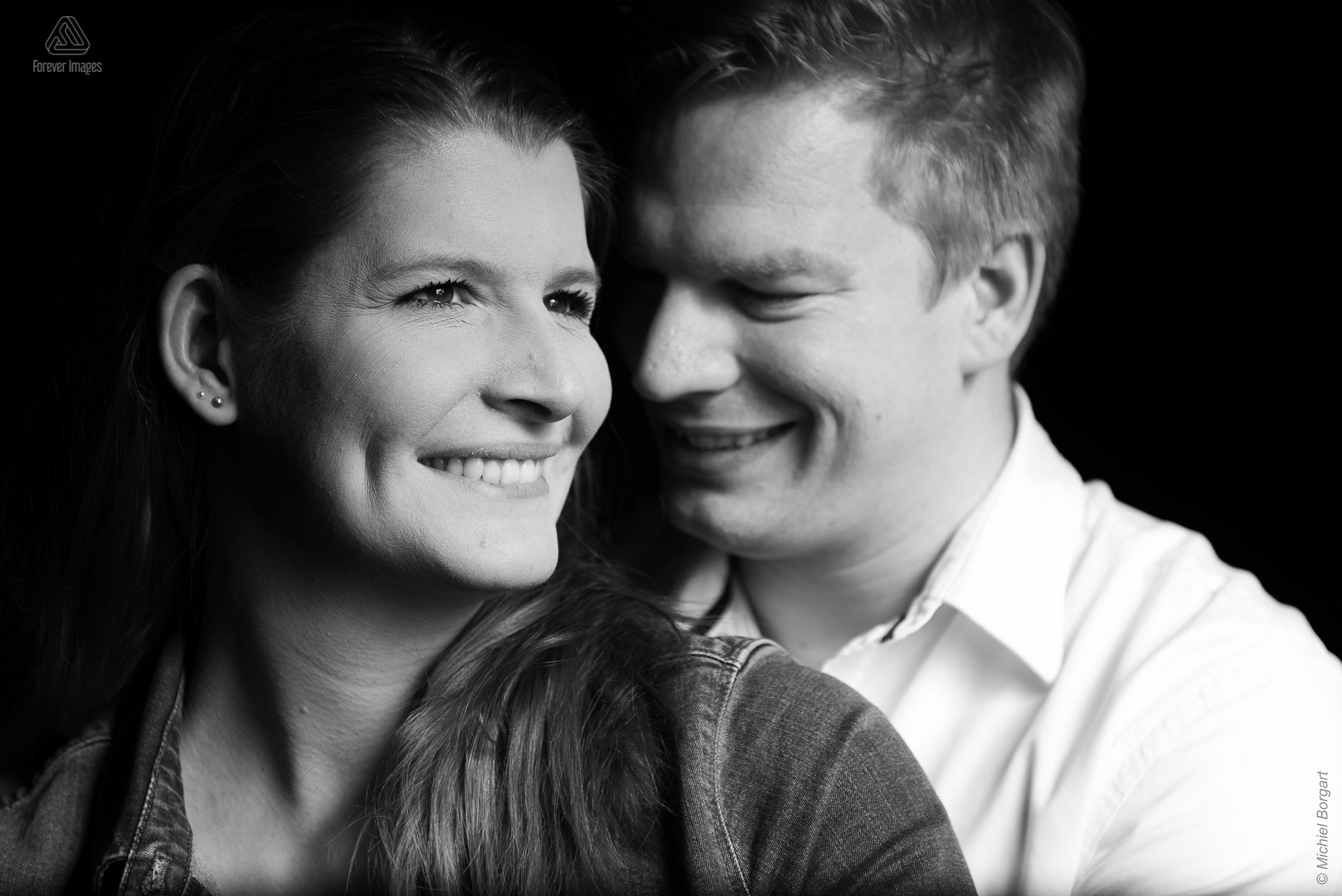 Portrait photo black and white B&W loveshoot he looks at her in love | Aaron Emmy Willebrands | Portrait Photographer Michiel Borgart - Forever Images.