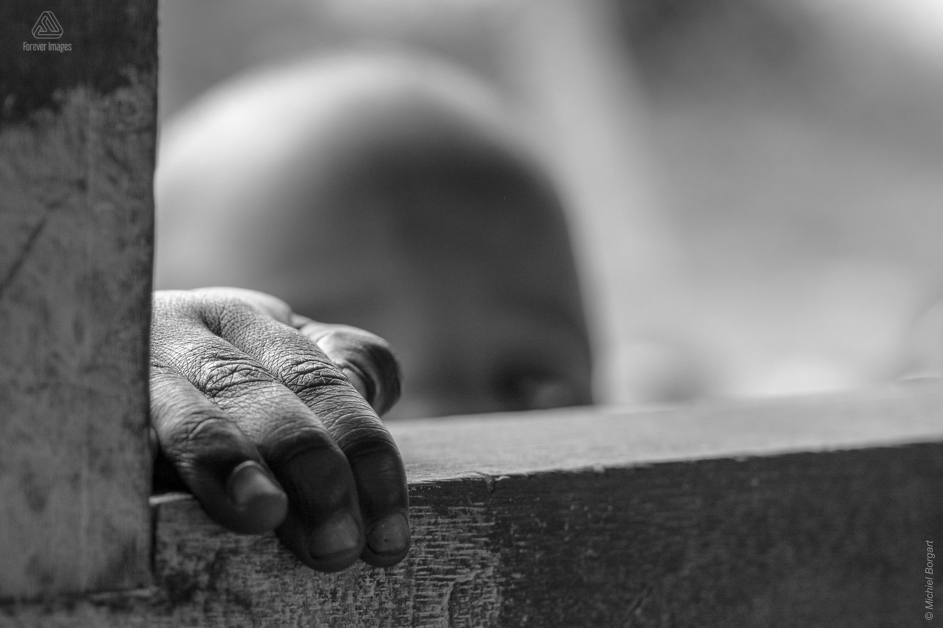 Zwart-witfoto portretfoto kindje dat door venster kerkje naar binnen kijkt Muskathlon van 2015 | Portretfotograaf Michiel Borgart - Forever Images.
