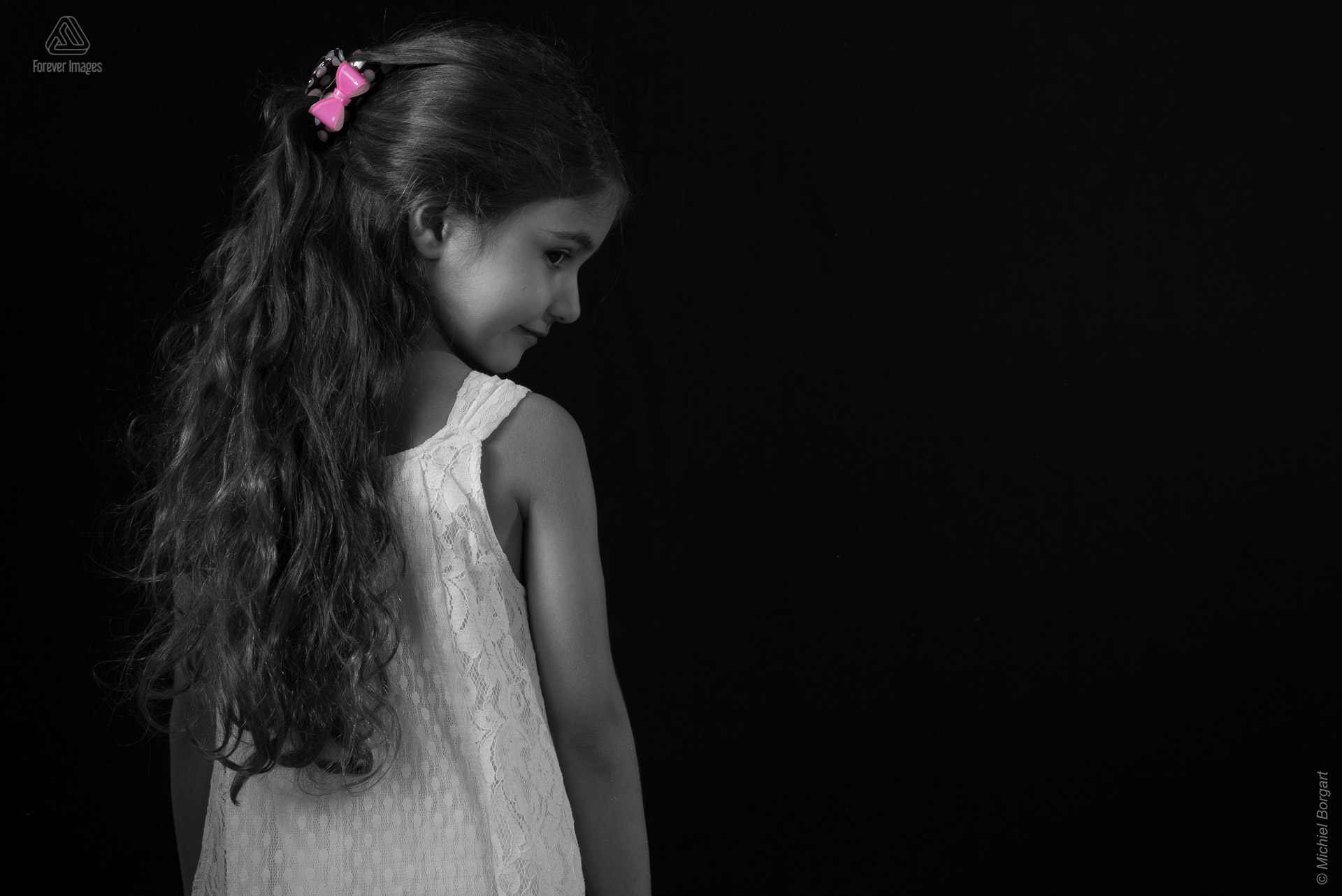Kinderfoto in zwart-wit selective color roze mooi jong meisje | Eliza | Portretfotograaf Michiel Borgart - Forever Images.