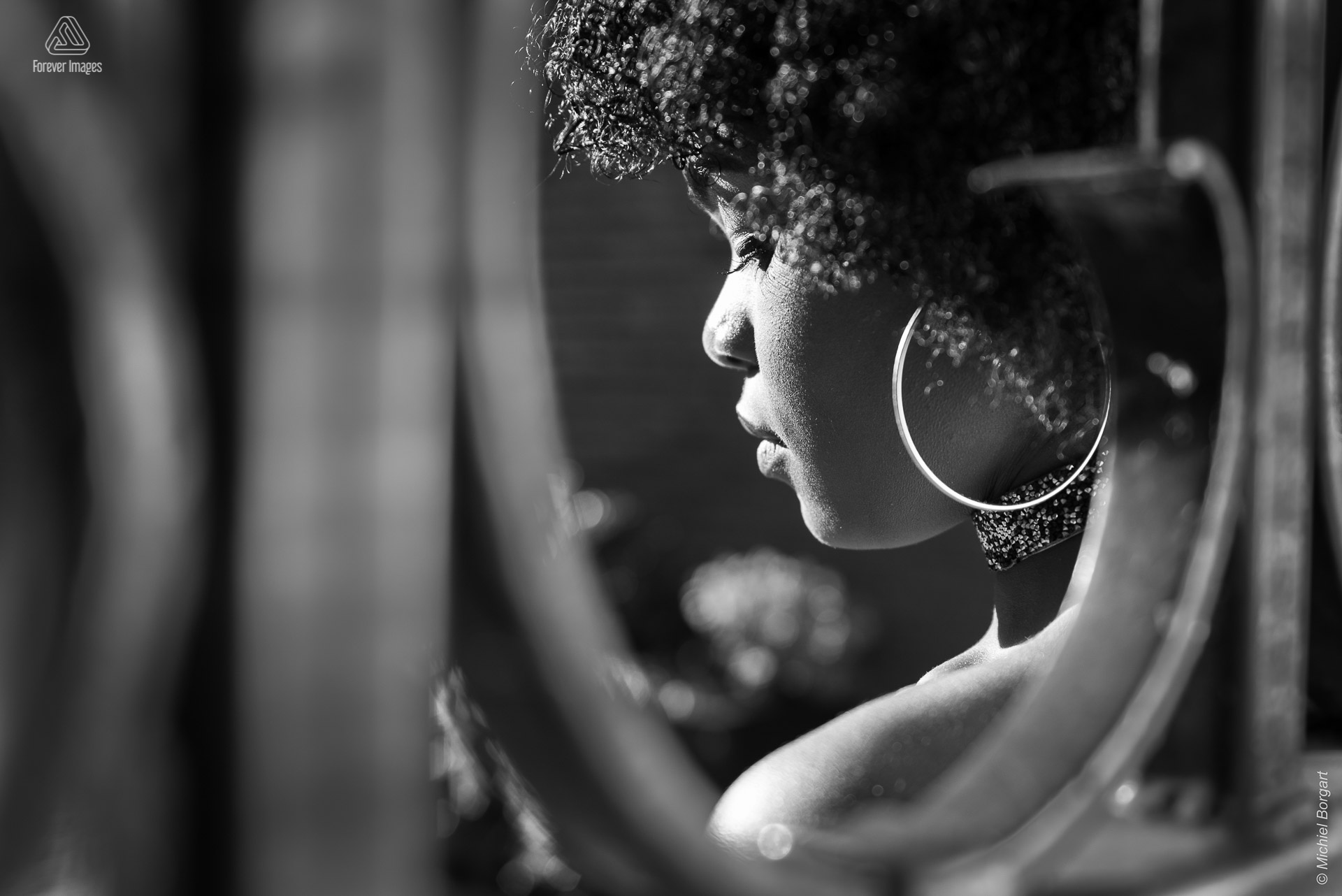 Portretfoto zwart-wit door hek | Mariangel Dolorita Haarlem | Portretfotograaf Michiel Borgart - Forever Images.