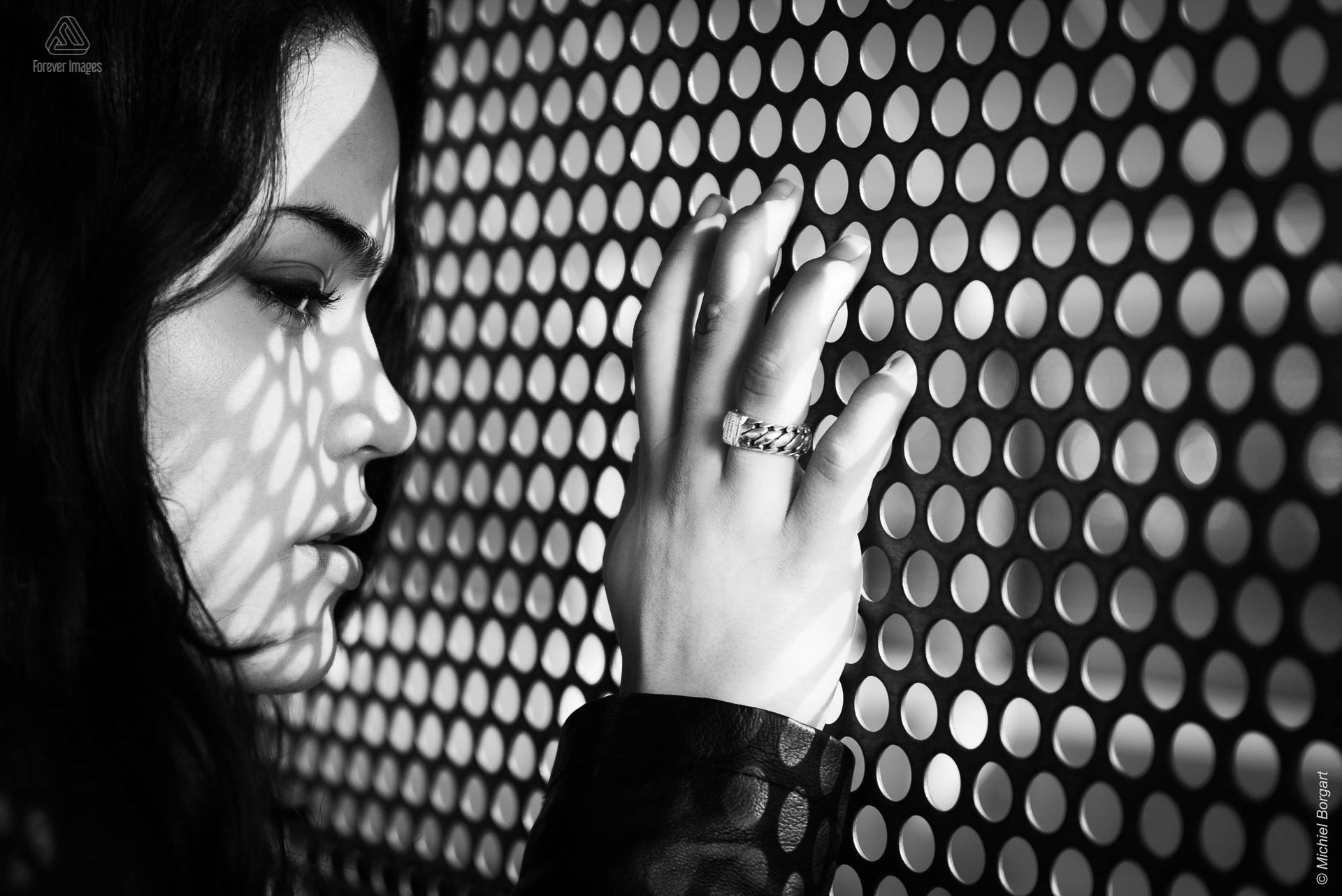 Portrait photo black and white B&W fingers fence | Daphna Akkermans Amsterdam IJburg Enneus Heermabrug | Portrait Photographer Michiel Borgart - Forever Images.