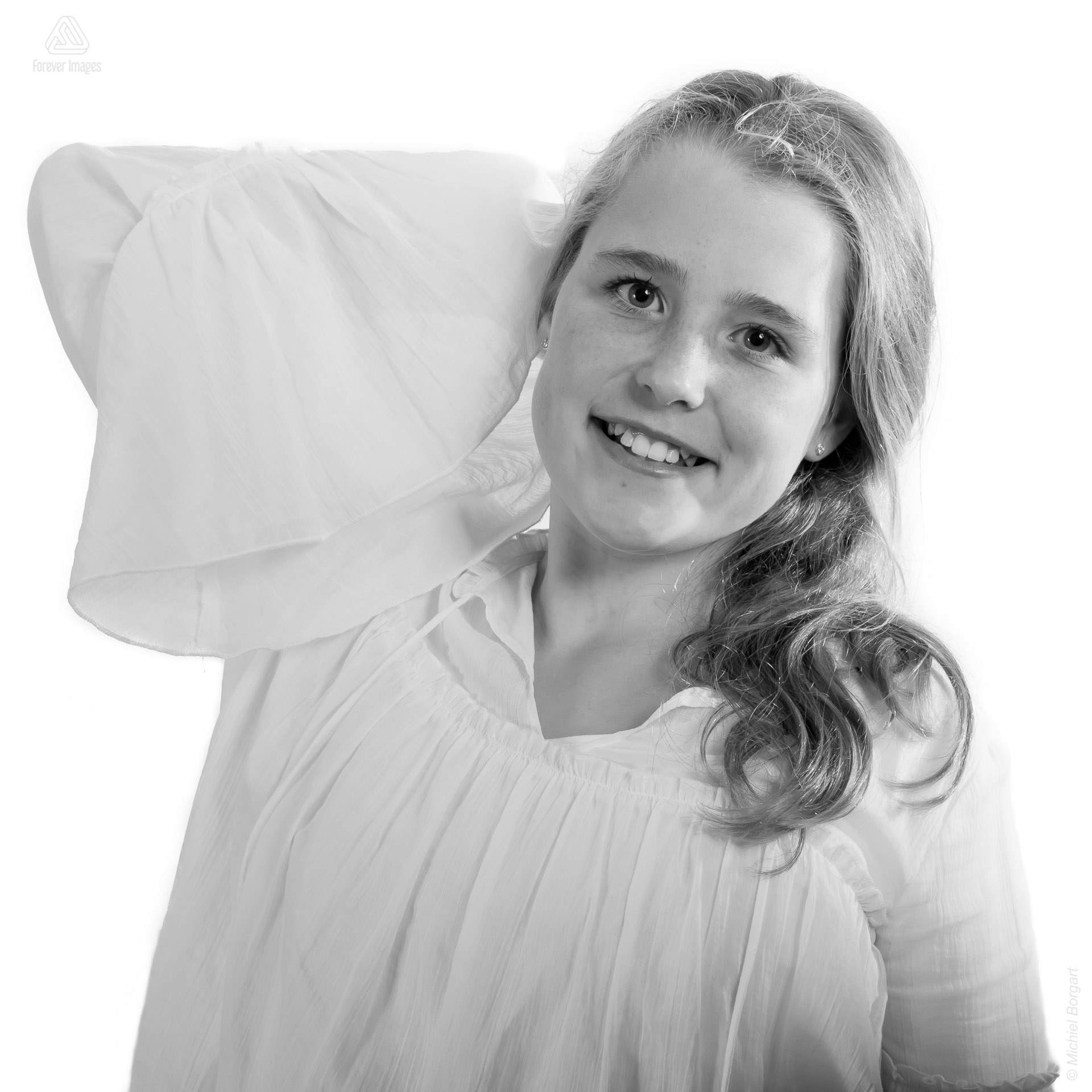Portrait photo in black and white B&W beautiful young blond lady with her hand in her hair | Nienke | Portrait Photographer Michiel Borgart - Forever Images.