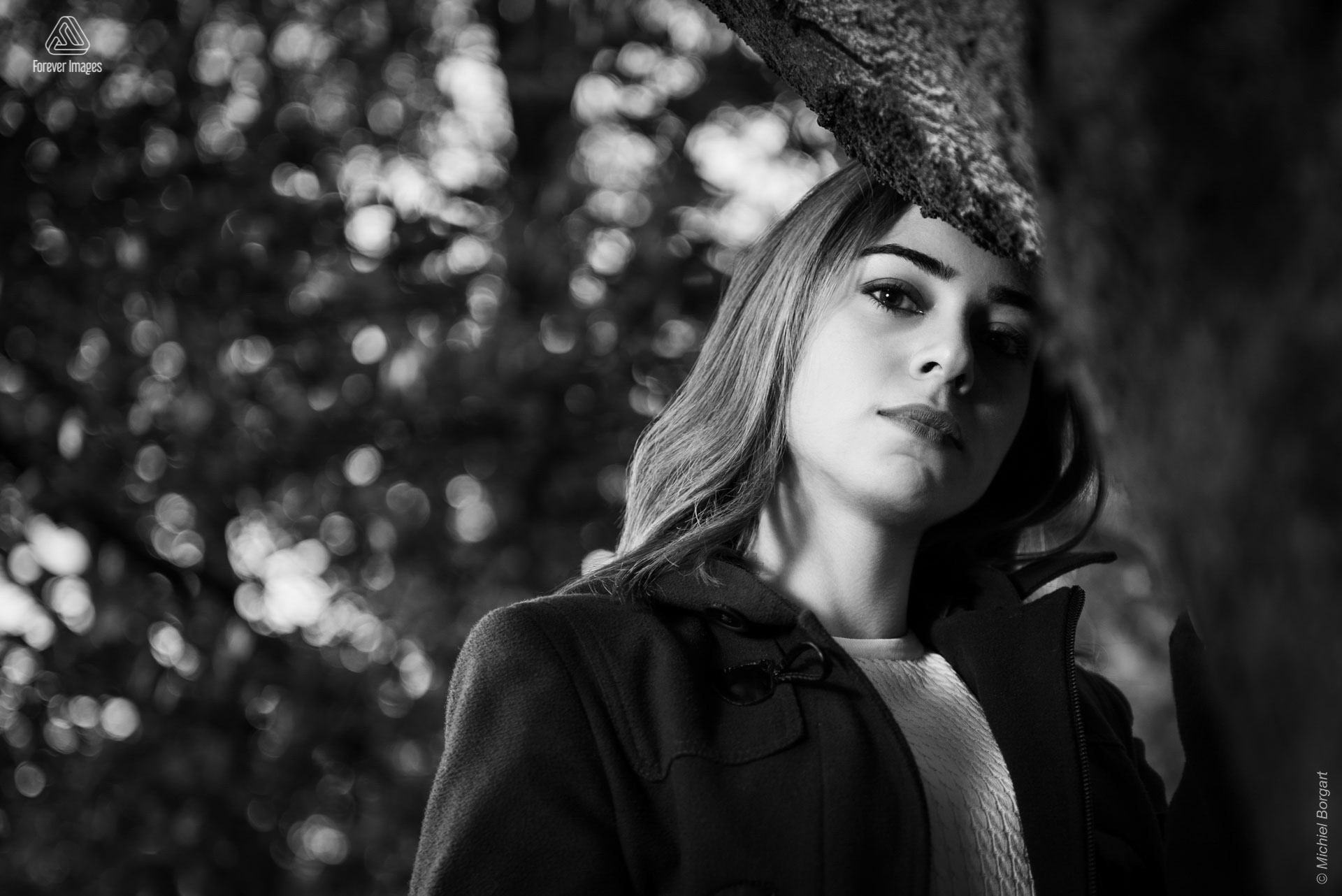 Portretfoto dame zwart-wit boom staand | Annalisa Gentile Veluwezoom | Portretfotograaf Michiel Borgart - Forever Images.