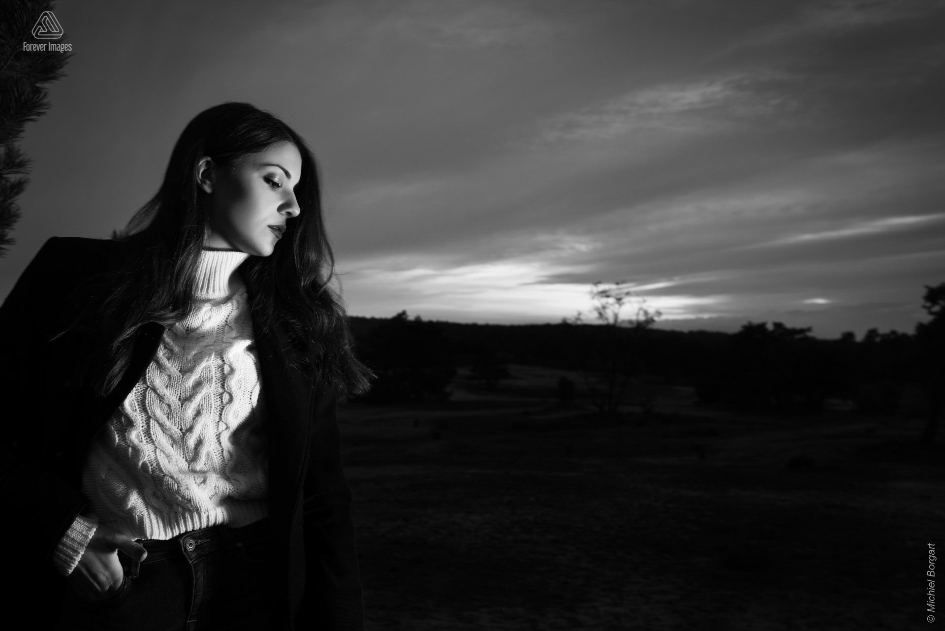 Portrait photo lady black and white B&W looking sideways sunset | Vanessa Paniccia Veluwezoom | Portrait Photographer Michiel Borgart - Forever Images.