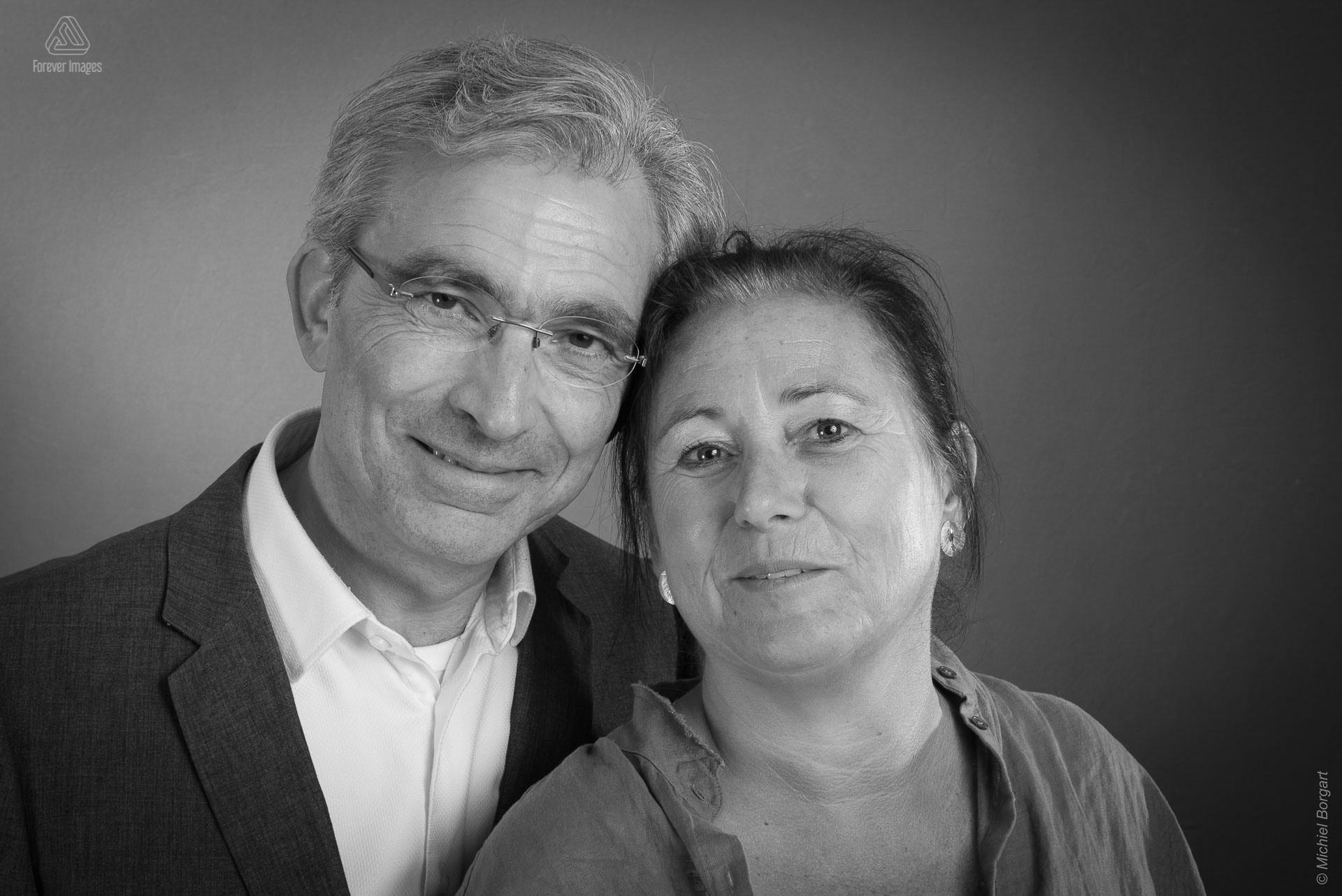 Loveshoot in zwart-wit vriendelijk echtpaar | Bas | Portretfotograaf Michiel Borgart - Forever Images.