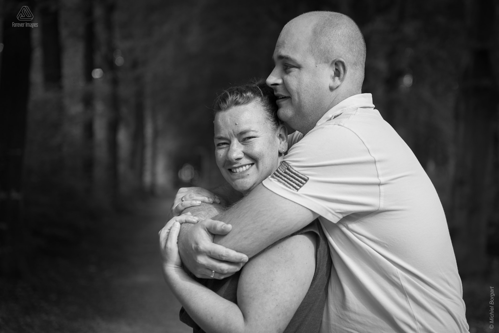Loveshoot in zwart-wit jong echtpaar in bos | Portretfotograaf Michiel Borgart - Forever Images.