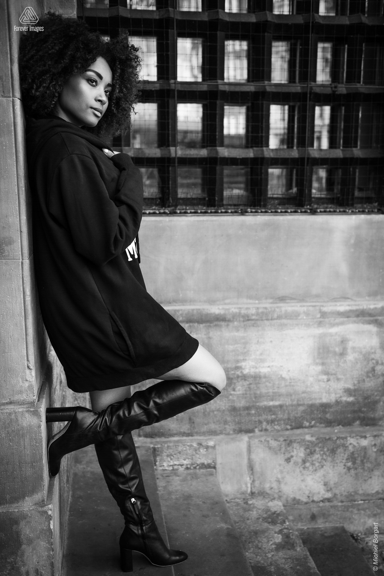 Portretfoto zwart-wit No Longer Slaves | Channah Hewitt De Dam Amsterdam Koninklijk Paleis | Portretfotograaf Michiel Borgart - Forever Images.