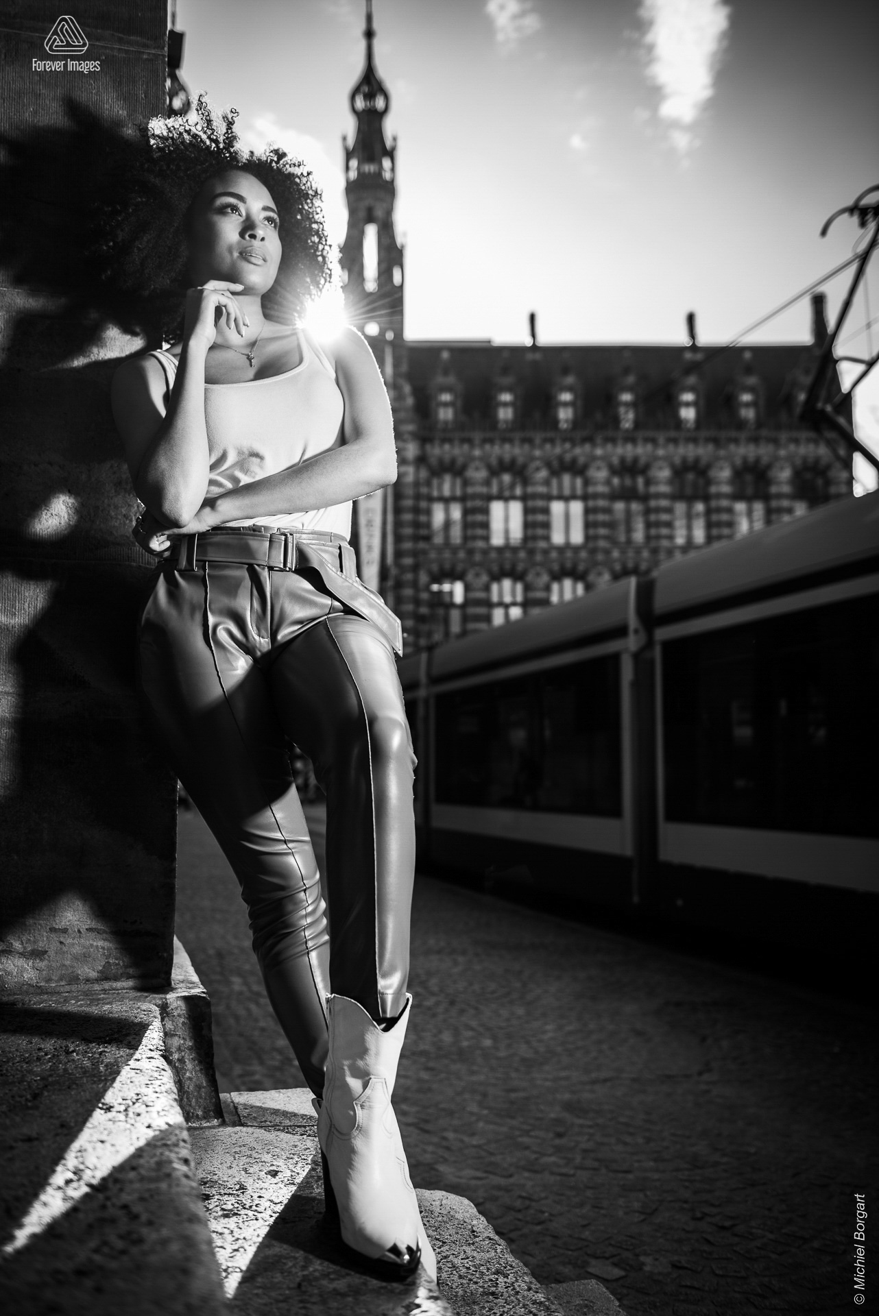 Portretfoto zwart-wit Blending Eras | Channah Hewitt De Dam Amsterdam Magna Plaza | Portretfotograaf Michiel Borgart - Forever Images.