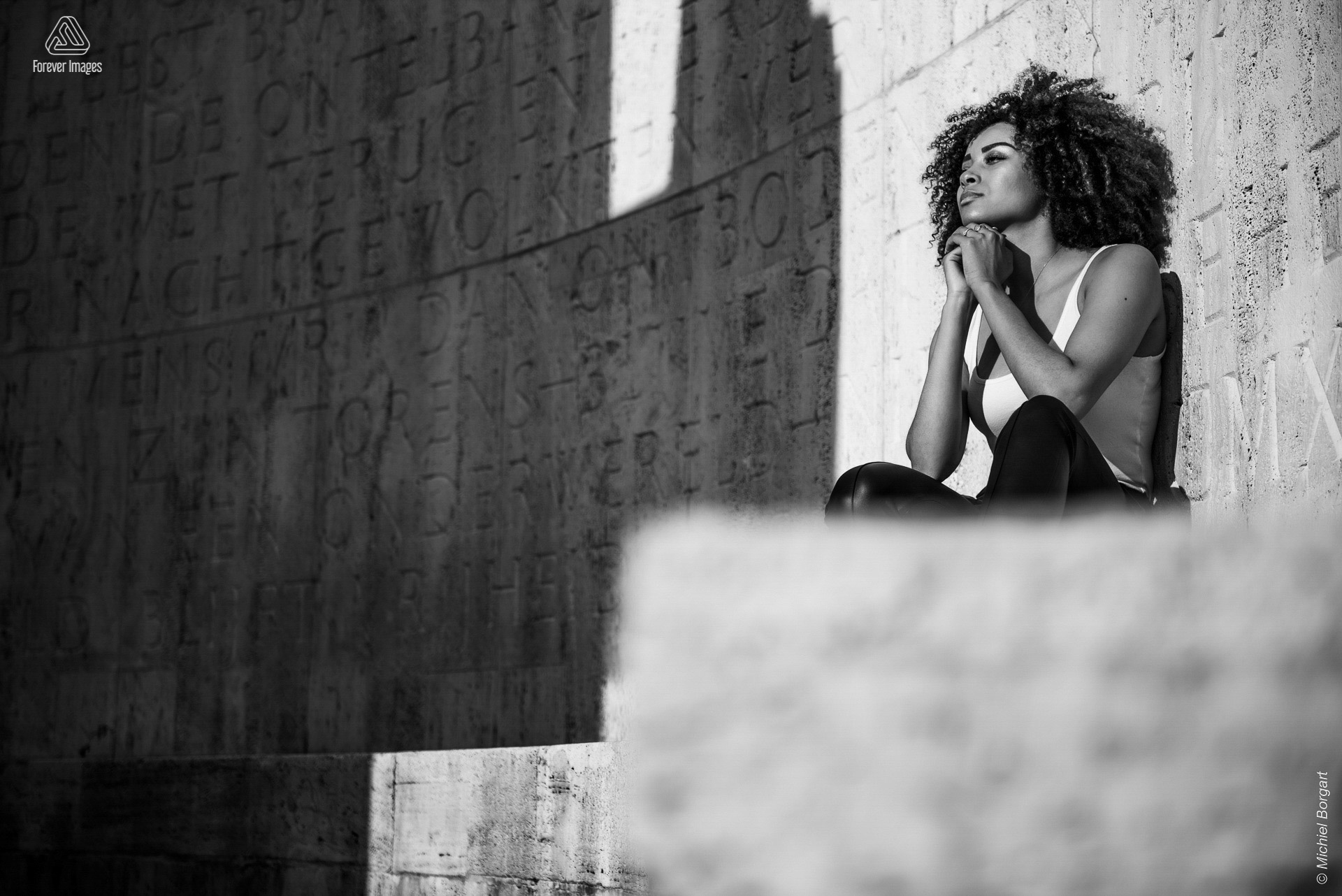 Portretfoto zwart-wit In Christ Alone | Channah Hewitt De Dam Amsterdam Nationaal Monument | Portretfotograaf Michiel Borgart - Forever Images.