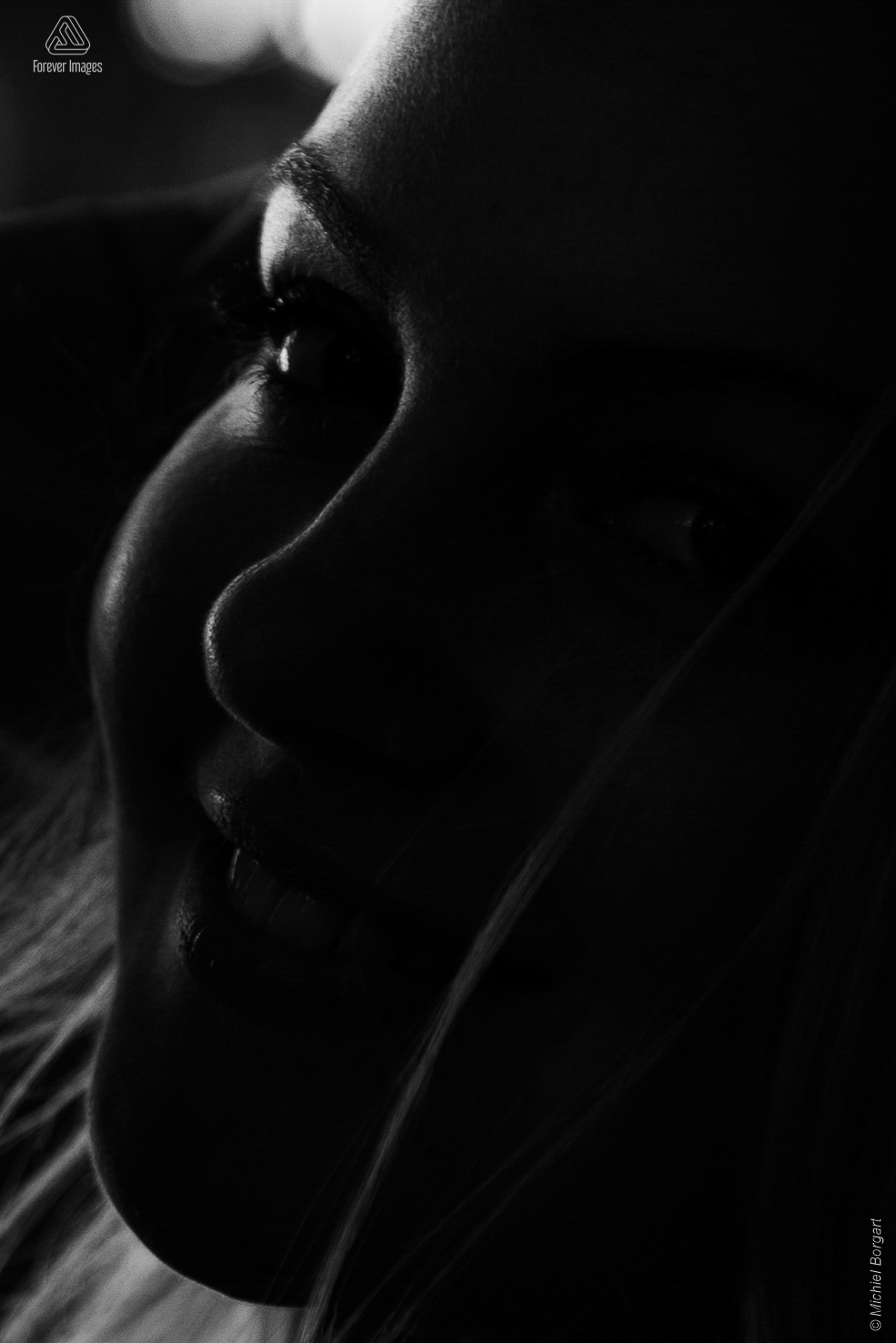 Portrait photo black and white low key young lady close up | Porscha Luna de Jong Happyhappyjoyjoy | Portrait Photographer Michiel Borgart - Forever Images.
