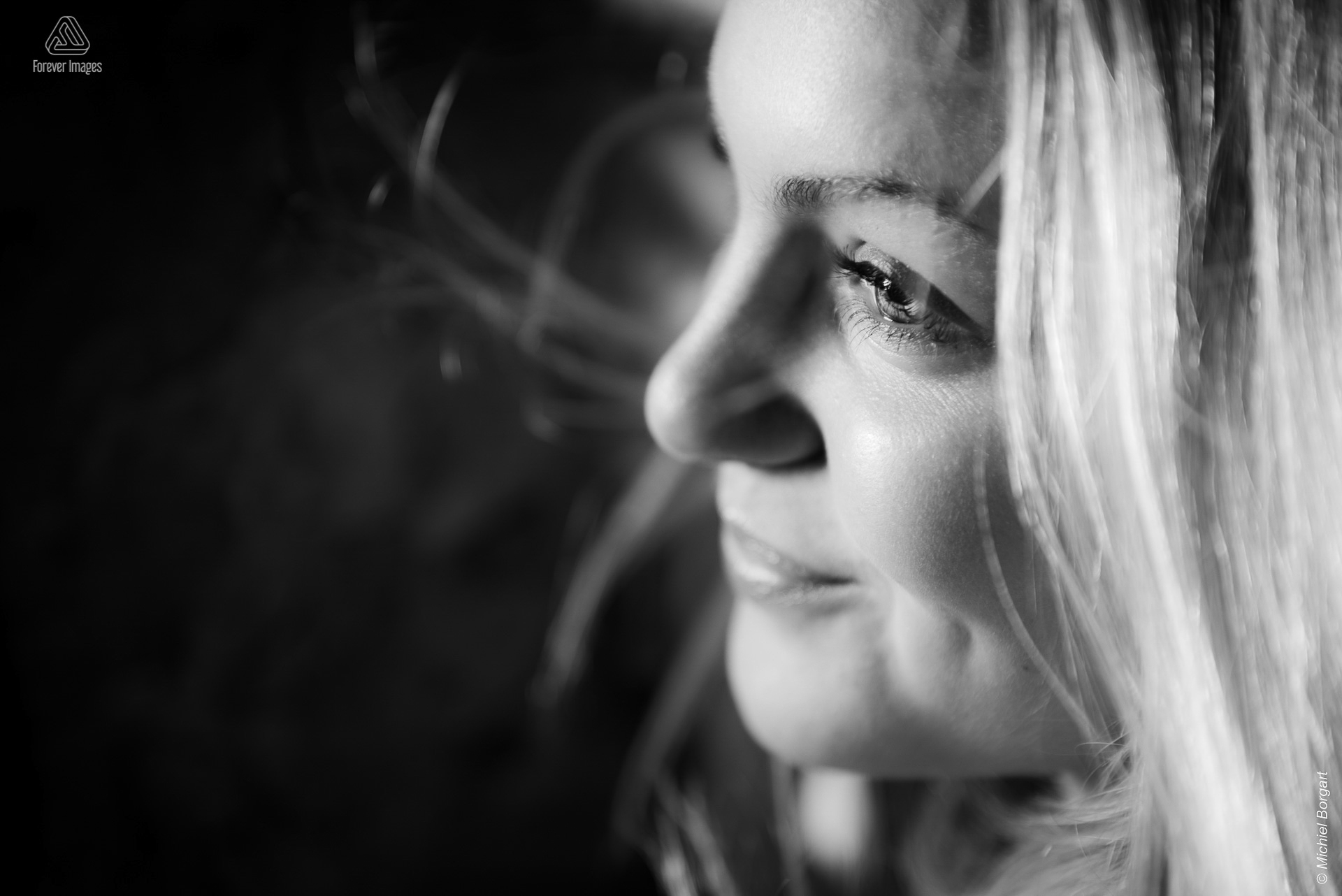 Portretfoto zwart-wit jonge dame mooie glimlach kuiltjes in wang | Porscha Luna de Jong Happyhappyjoyjoy | Portretfotograaf Michiel Borgart - Forever Images.