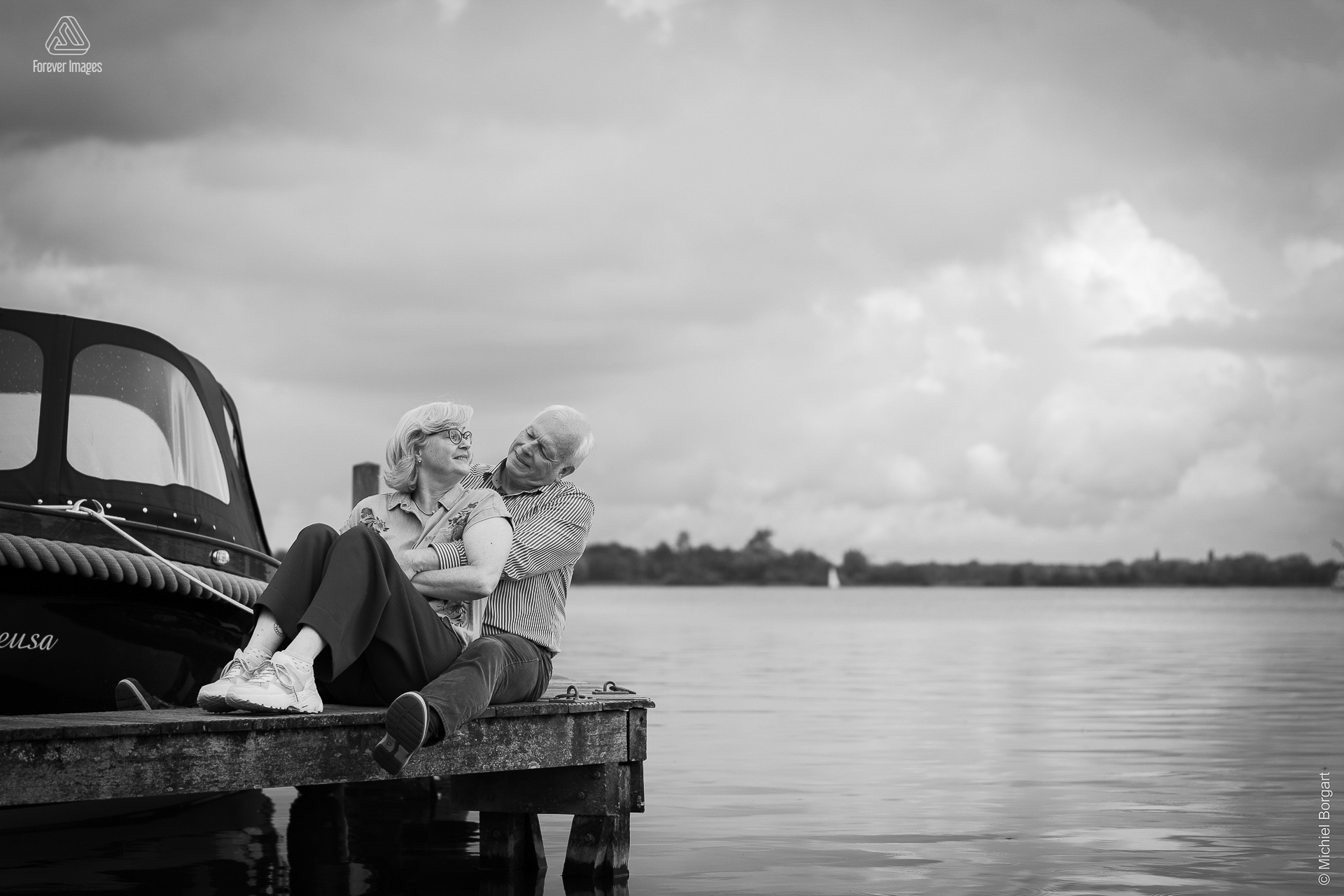 Portrait photo black and white B&W couple on pier next to boat | Ronald Marja Mensa HiQ Magazine | Portrait Photographer Michiel Borgart - Forever Images.